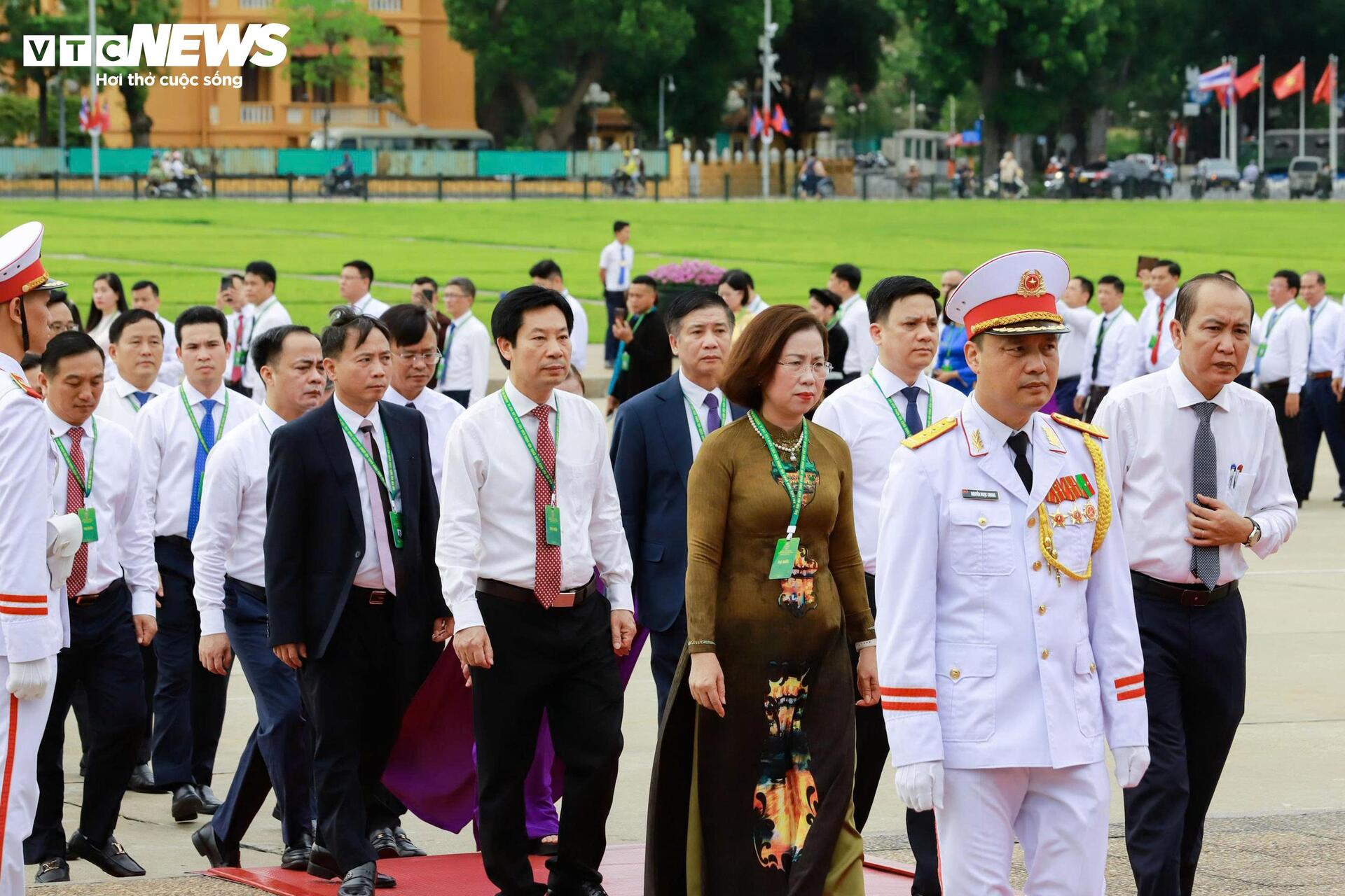 Đại biểu dự Đại hội Hội Nông dân Việt Nam lần thứ IX vào Lăng viếng Chủ tịch Hồ Chí Minh - 4