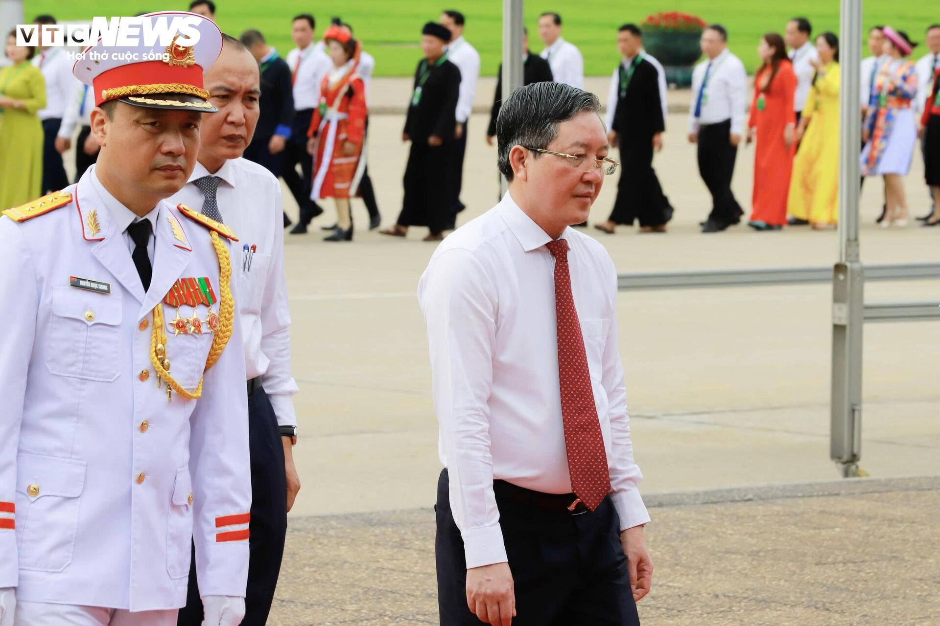 Đại biểu dự Đại hội Hội Nông dân Việt Nam lần thứ IX vào Lăng viếng Chủ tịch Hồ Chí Minh - 5