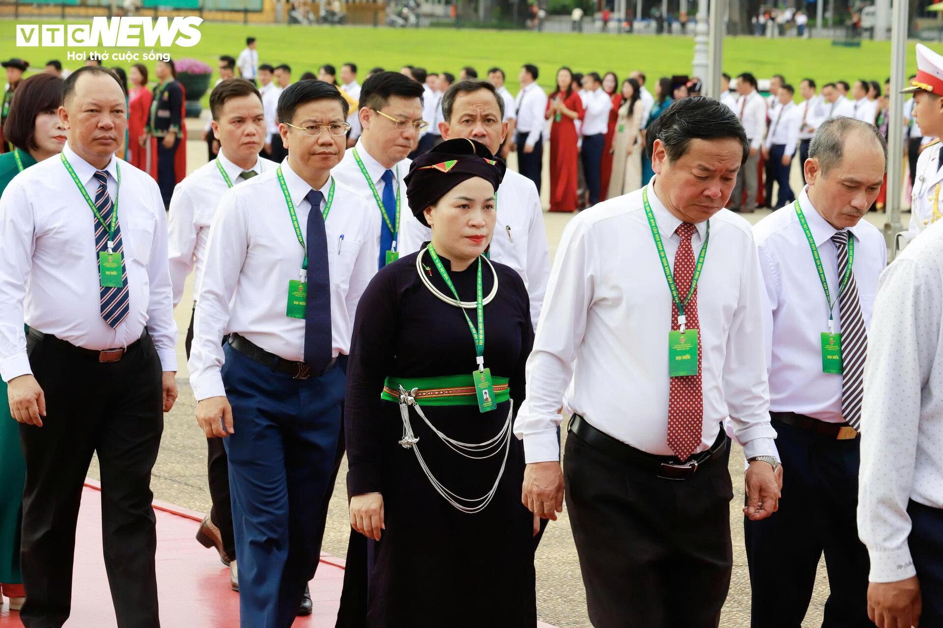 Đại biểu dự Đại hội Hội Nông dân Việt Nam lần thứ IX vào Lăng viếng Chủ tịch Hồ Chí Minh - 7