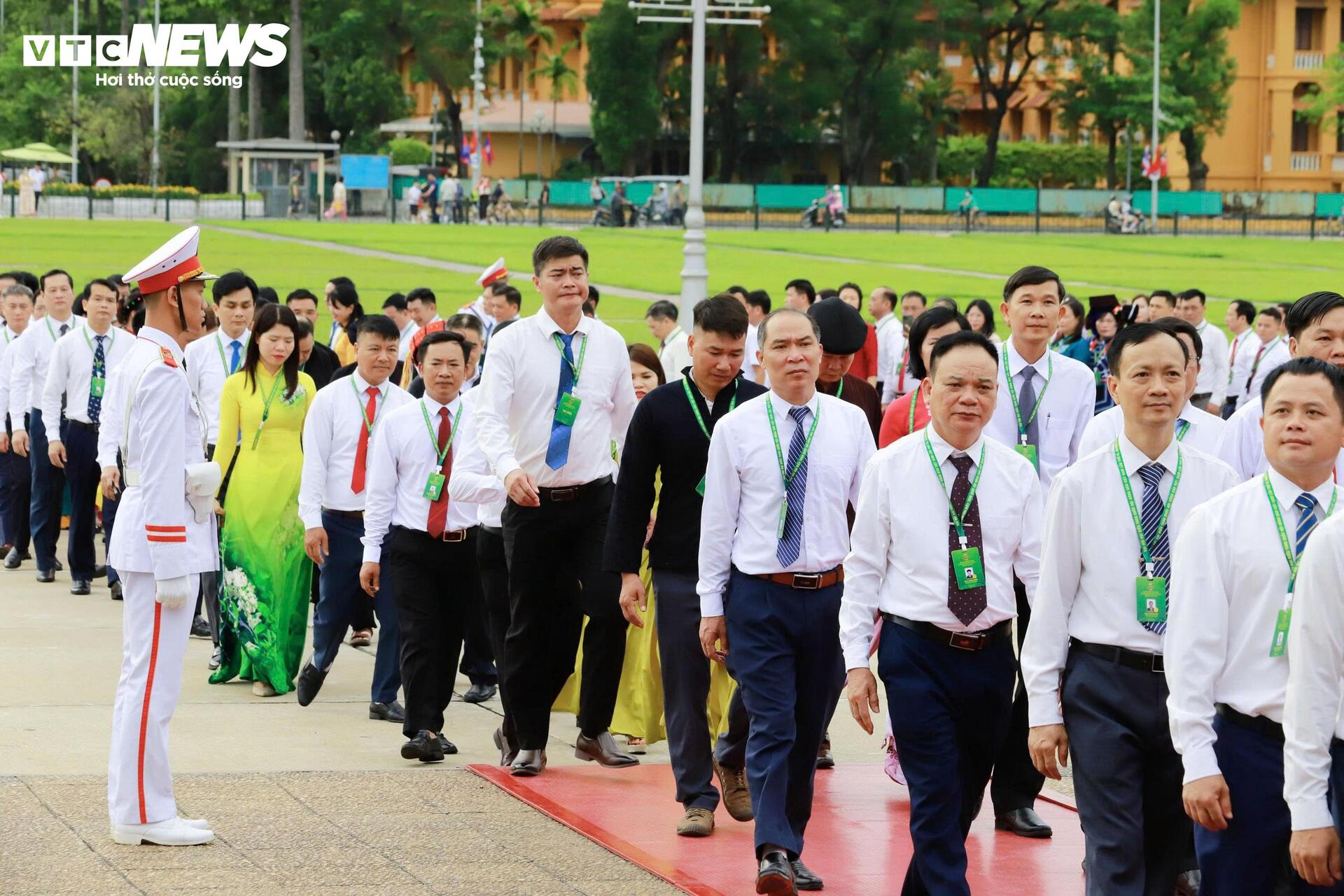 Đại biểu dự Đại hội Hội Nông dân Việt Nam lần thứ IX vào Lăng viếng Chủ tịch Hồ Chí Minh - 9