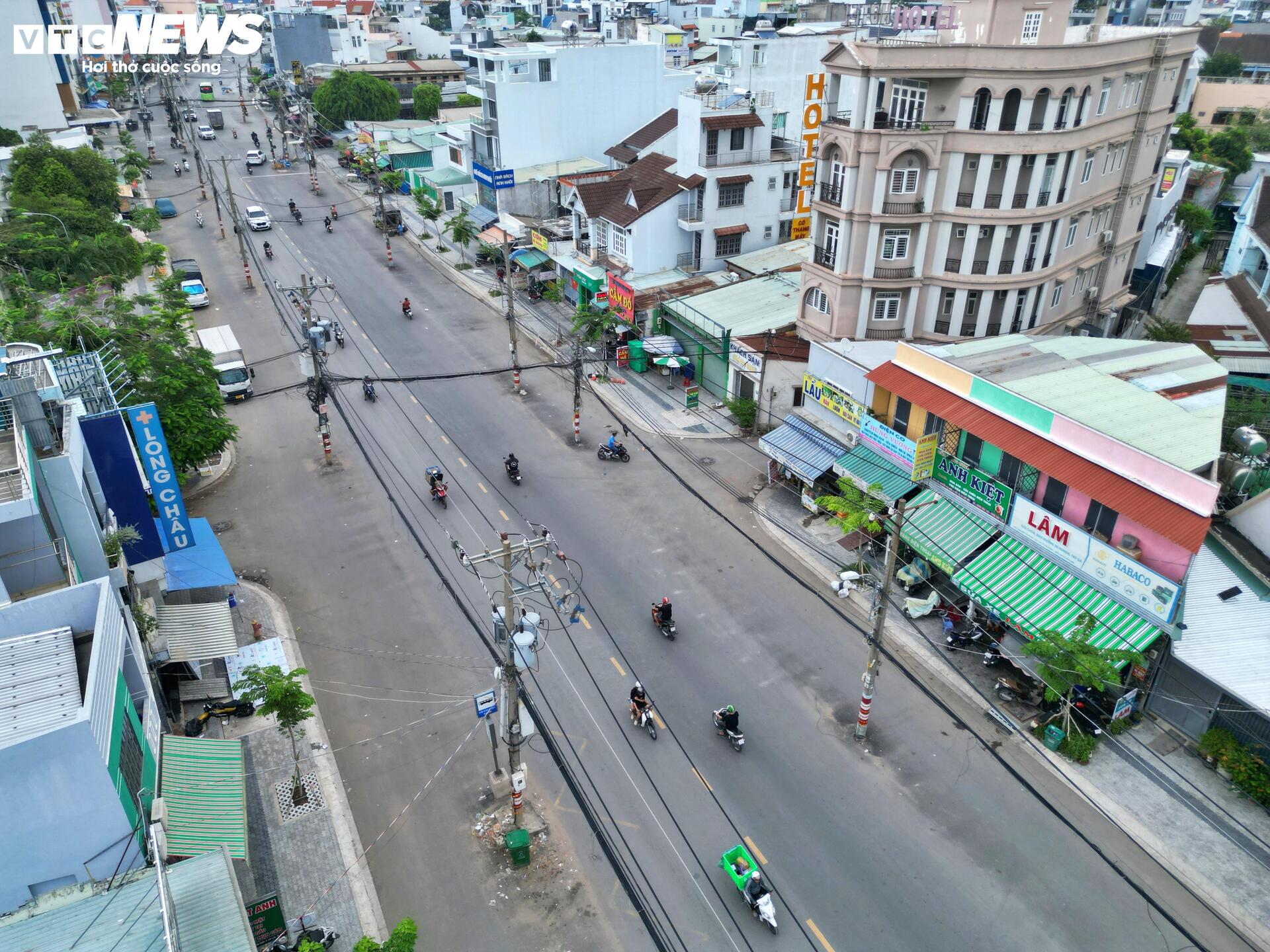 Cận cảnh loạt cột điện án ngữ giữa dự án nghìn tỷ ở cửa ngõ TP.HCM - 1