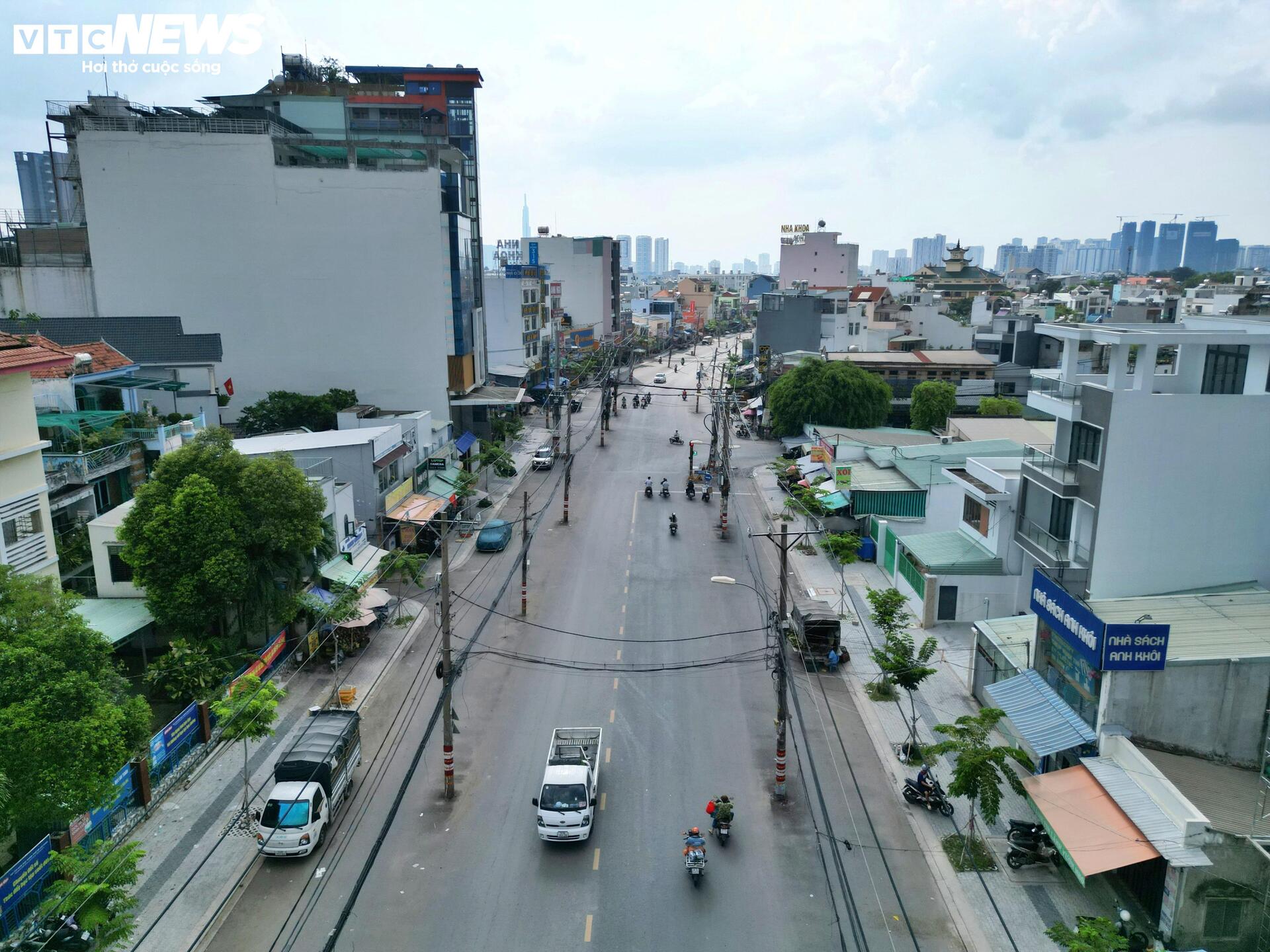 Cận cảnh loạt cột điện án ngữ giữa dự án nghìn tỷ ở cửa ngõ TP.HCM - 14