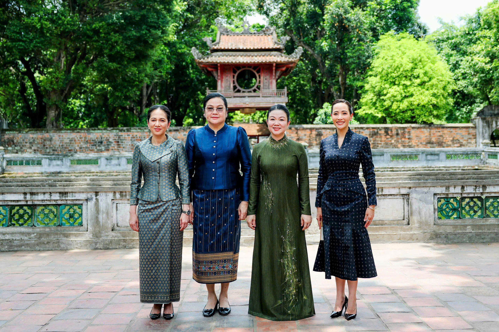 Phu nhân Thủ tướng Lê Minh Hưng cùng Phu nhân Thủ tướng 3 nước thăm Văn Miếu - Quốc Tử Giám - 1
