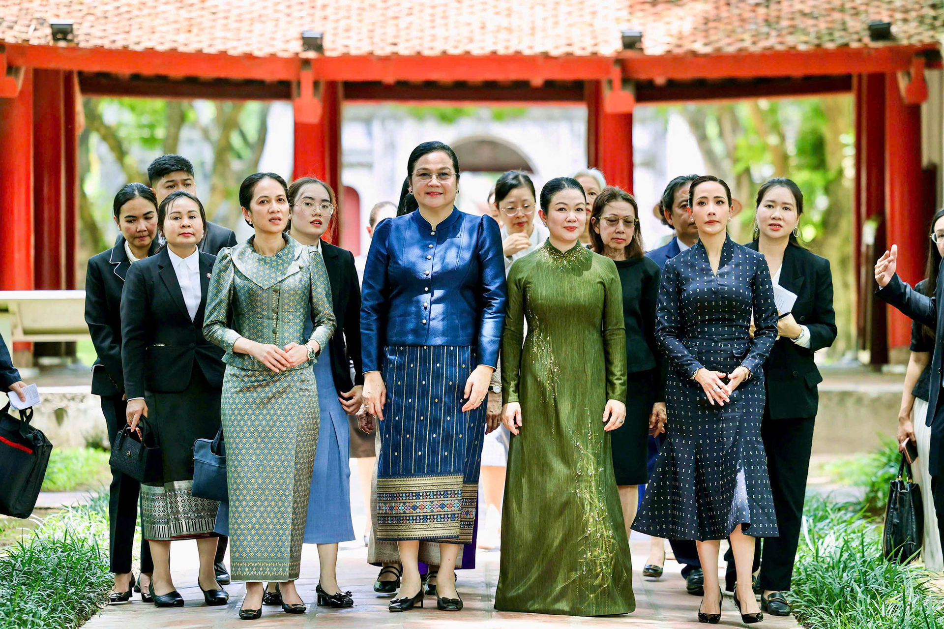 Phu nhân Thủ tướng Lê Minh Hưng cùng Phu nhân Thủ tướng 3 nước thăm Văn Miếu - Quốc Tử Giám - 4