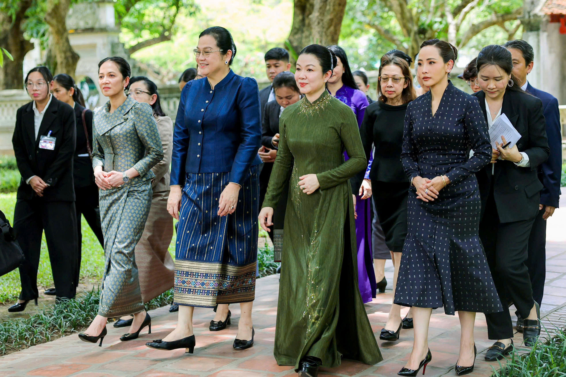 Phu nhân Thủ tướng Lê Minh Hưng cùng Phu nhân Thủ tướng 3 nước thăm Văn Miếu - Quốc Tử Giám - 2