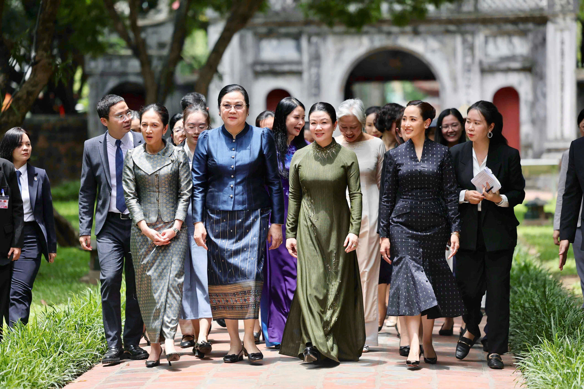 Phu nhân Thủ tướng Lê Minh Hưng cùng Phu nhân Thủ tướng 3 nước thăm Văn Miếu - Quốc Tử Giám - 9