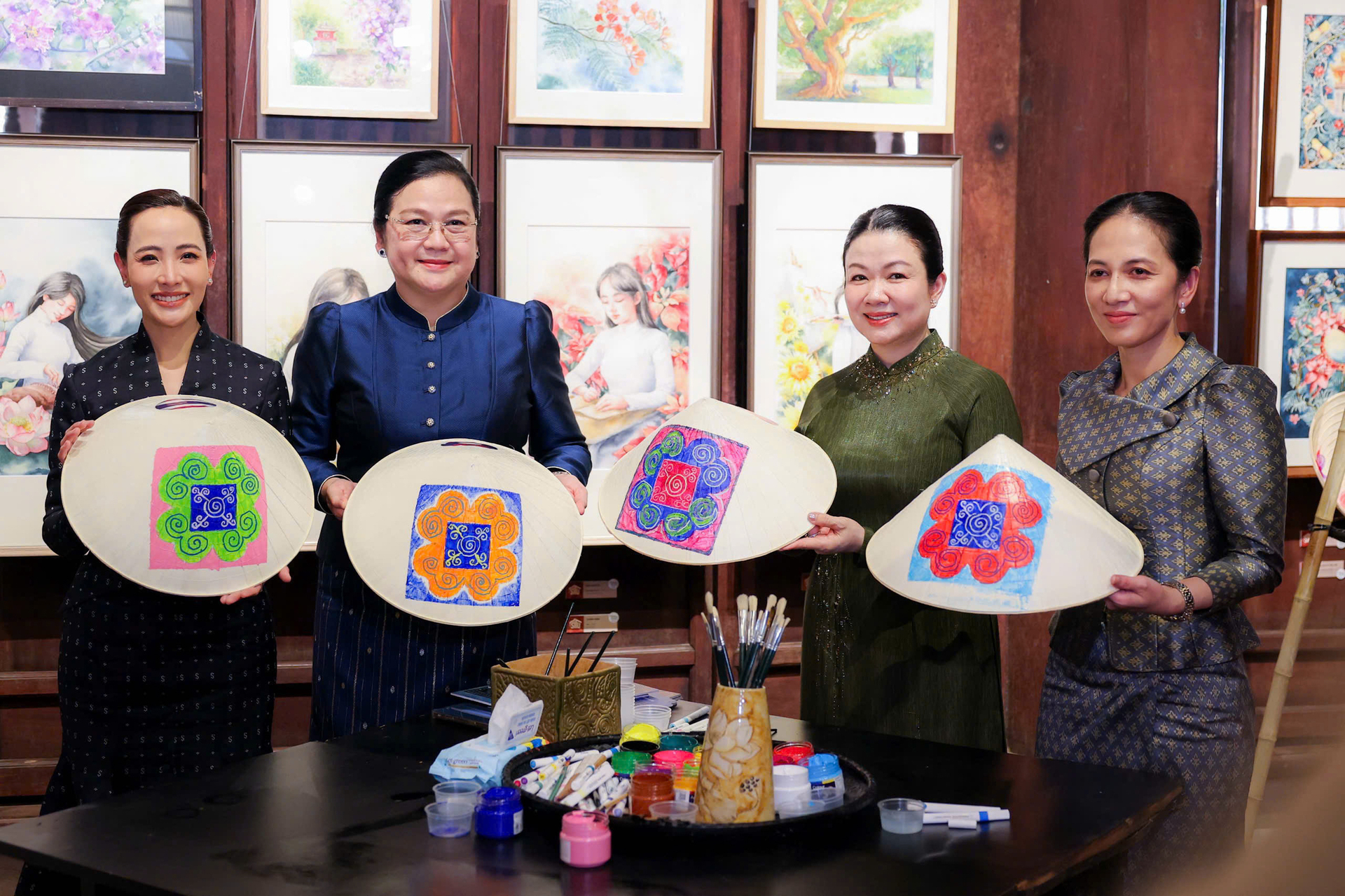 Phu nhân Thủ tướng Lê Minh Hưng cùng Phu nhân Thủ tướng 3 nước thăm Văn Miếu - Quốc Tử Giám - 8