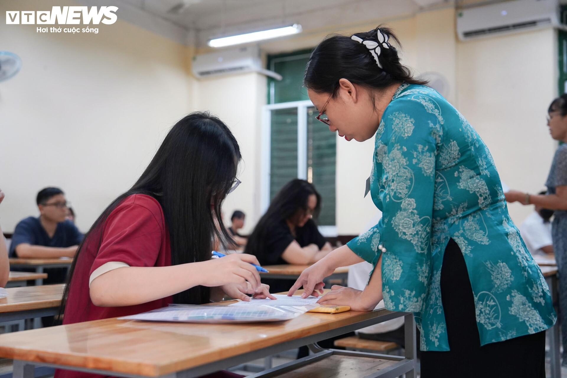 Thí sinh TP.HCM đội mưa đến làm thủ tục dự thi tốt nghiệp THPT 2026 - 5