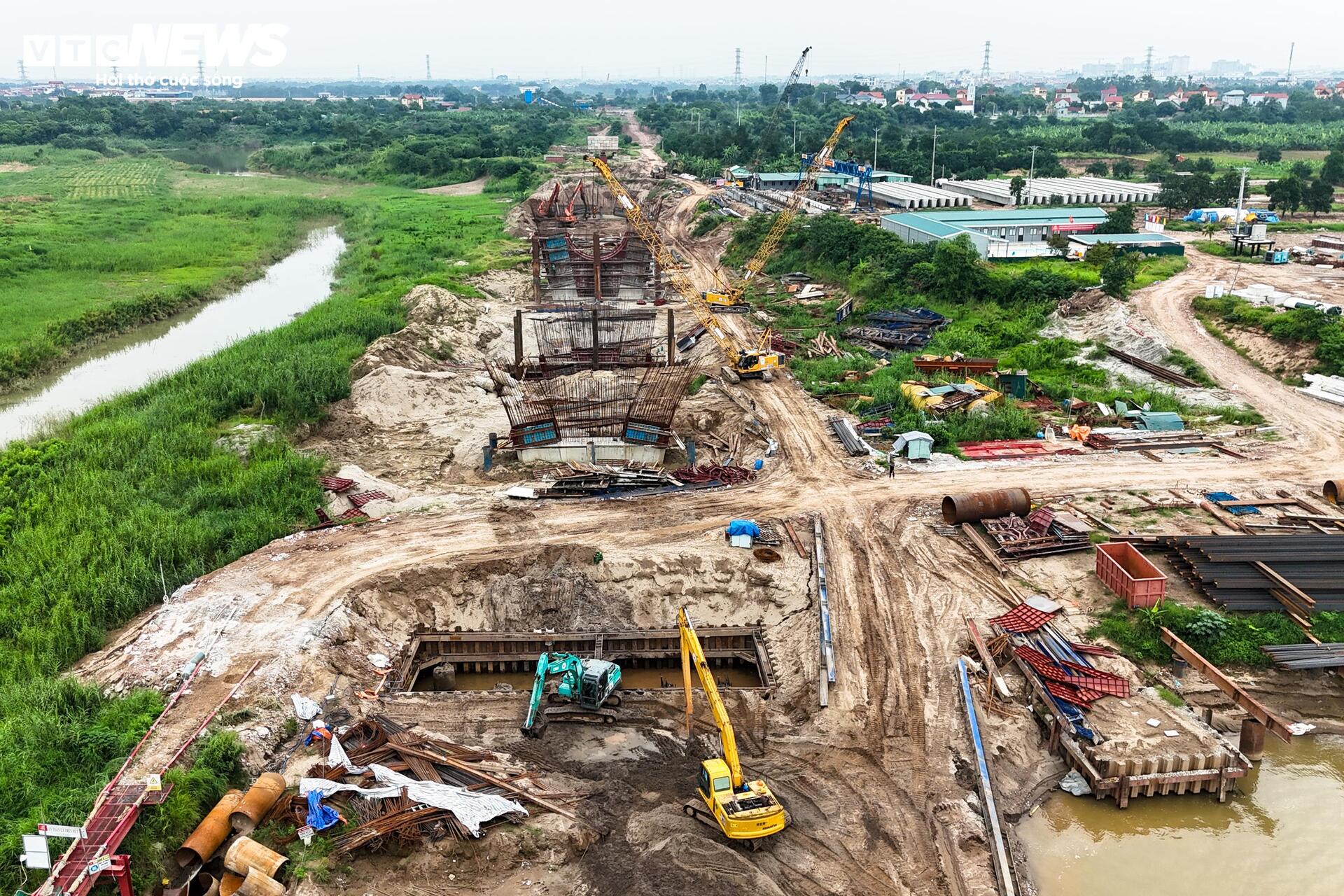 Ba trụ tháp chính của cầu dây văng hơn 7.300 tỷ dần lộ diện trên sông Hồng - 8