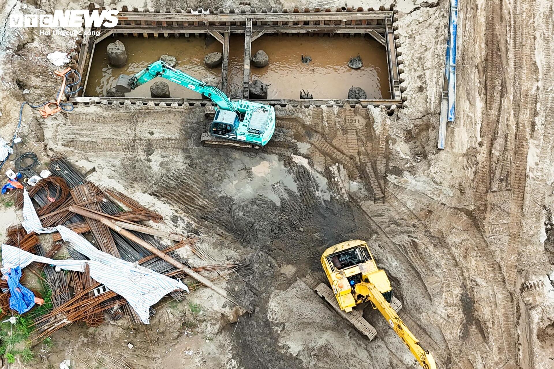Ba trụ tháp chính của cầu dây văng hơn 7.300 tỷ dần lộ diện trên sông Hồng - 9