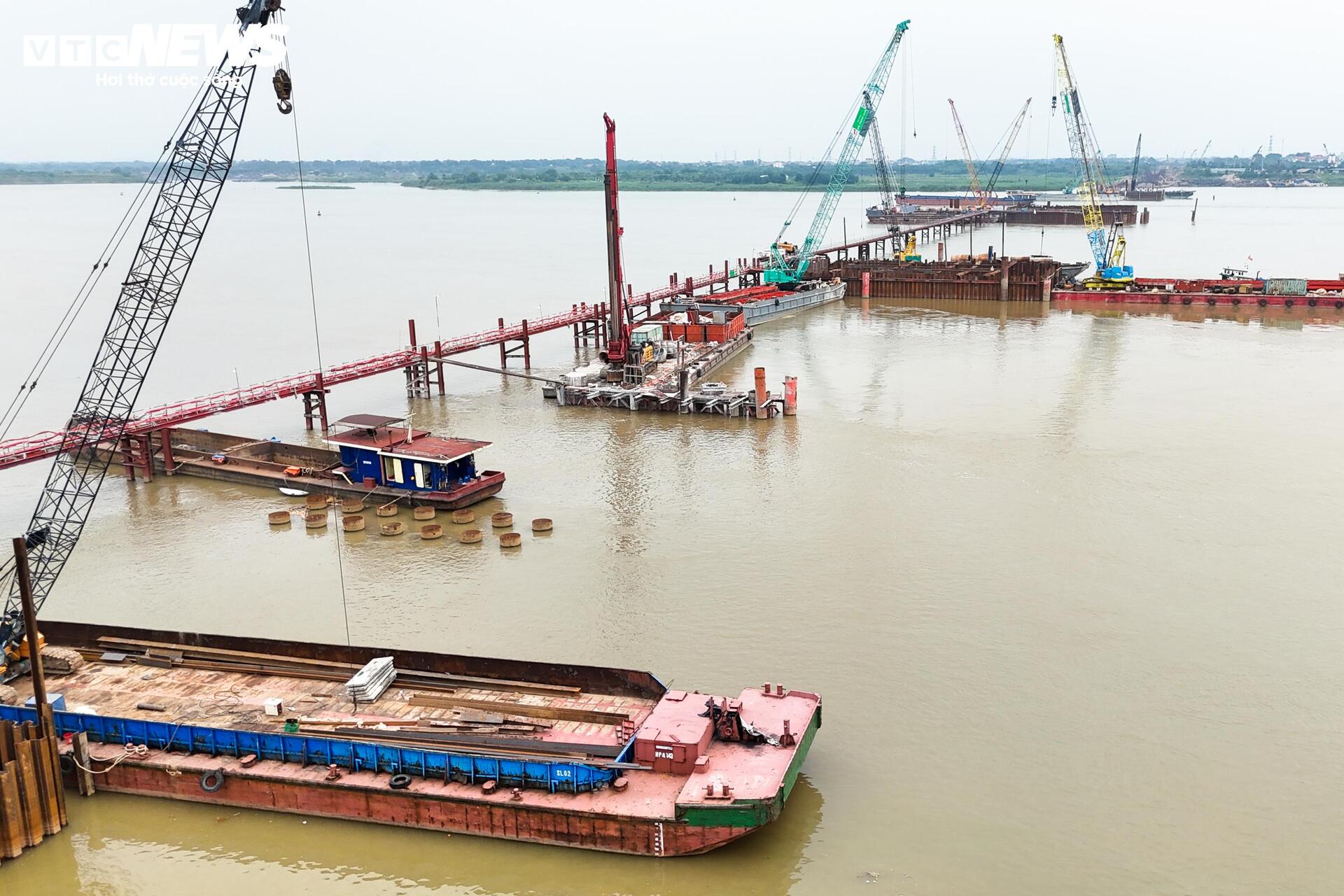 Ba trụ tháp chính của cầu dây văng hơn 7.300 tỷ dần lộ diện trên sông Hồng - 11