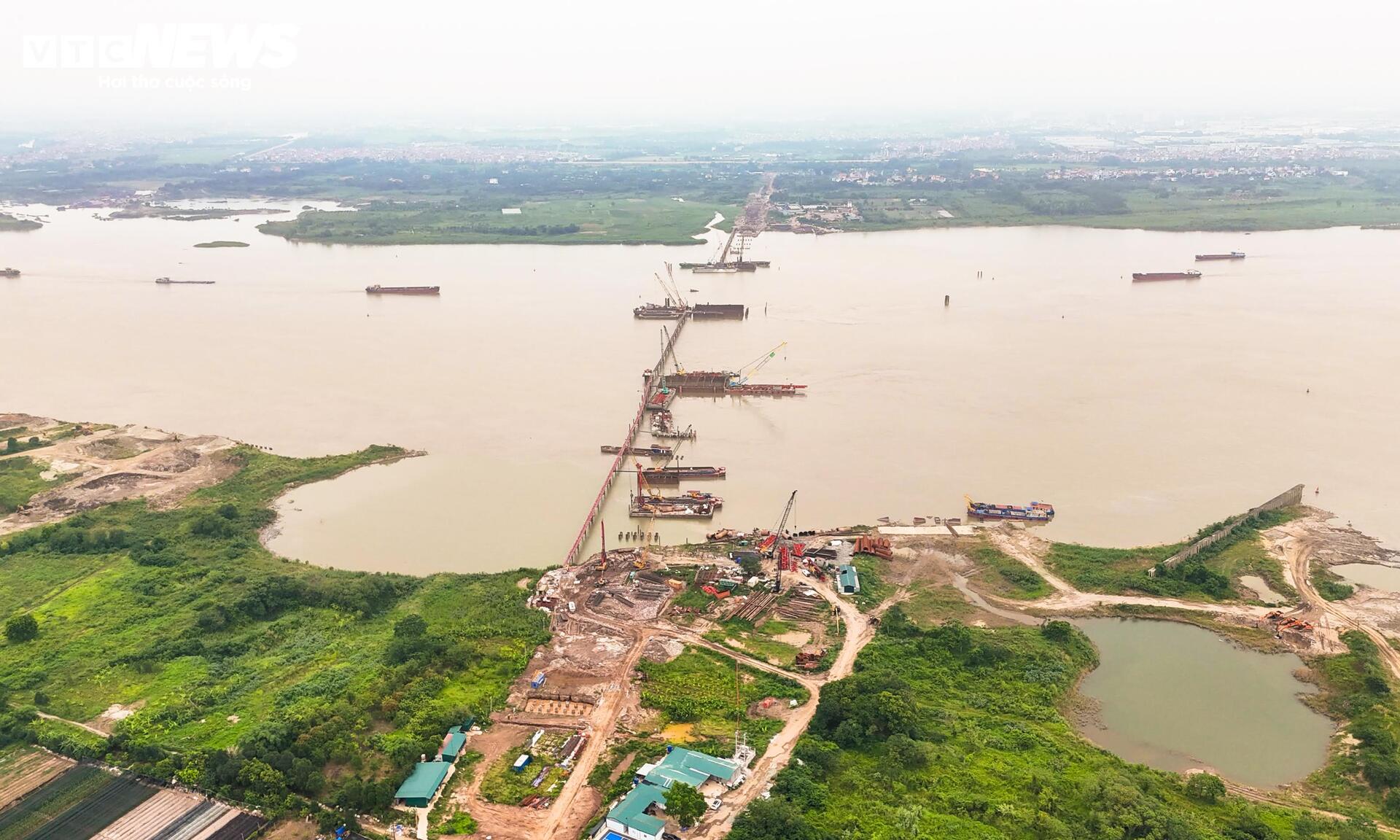 Ba trụ tháp chính của cầu dây văng hơn 7.300 tỷ dần lộ diện trên sông Hồng - 1