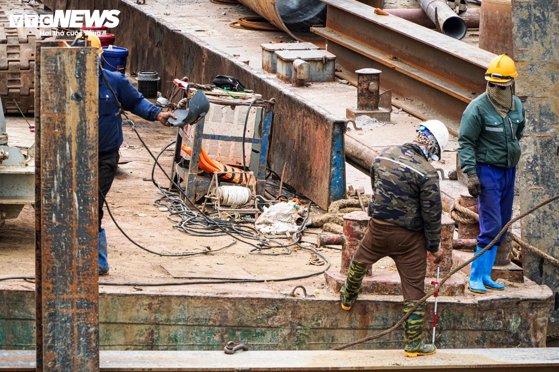 Ba trụ tháp chính của cầu dây văng hơn 7.300 tỷ dần lộ diện trên sông Hồng - 4