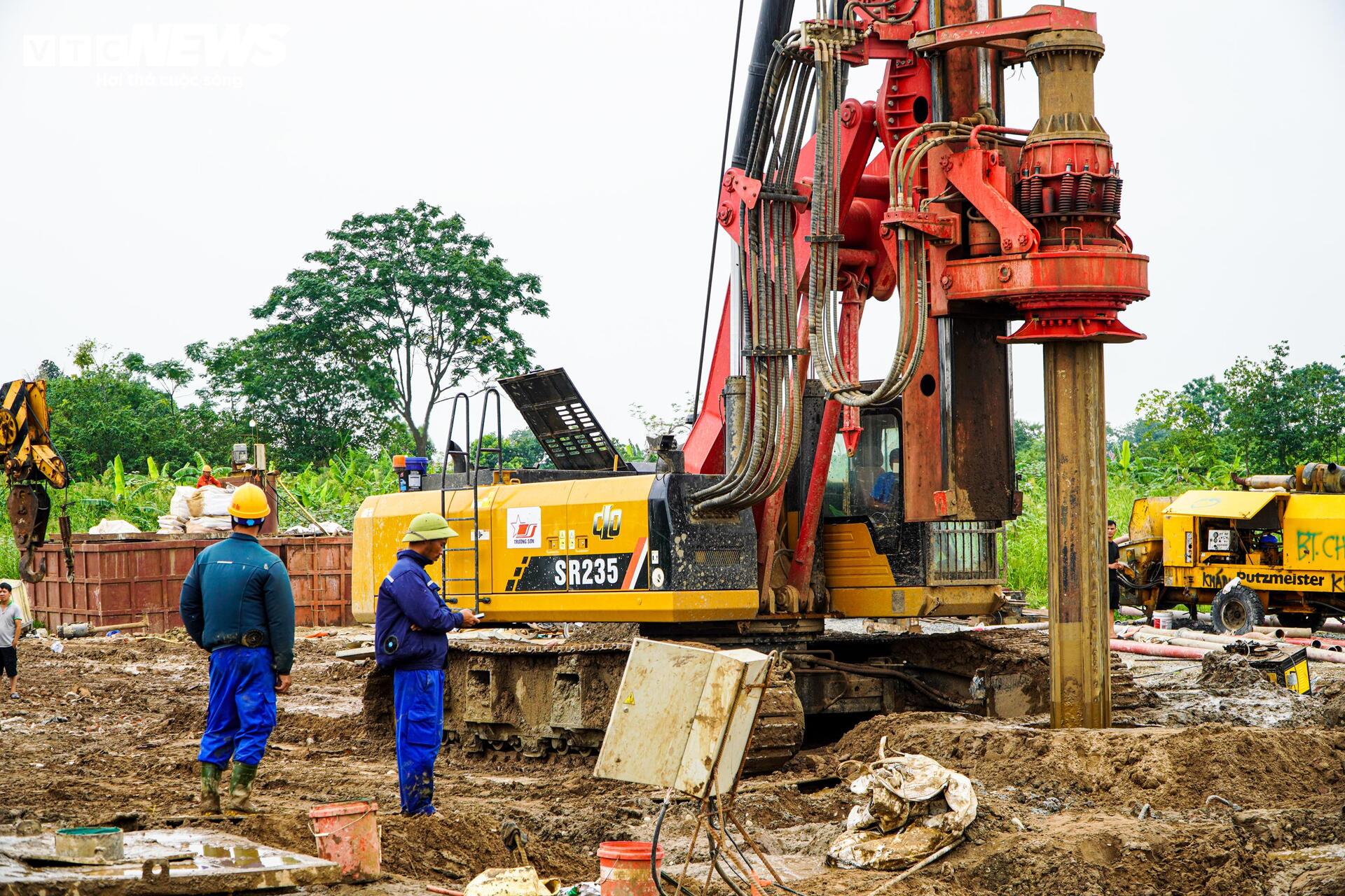 Ba trụ tháp chính của cầu dây văng hơn 7.300 tỷ dần lộ diện trên sông Hồng - 10