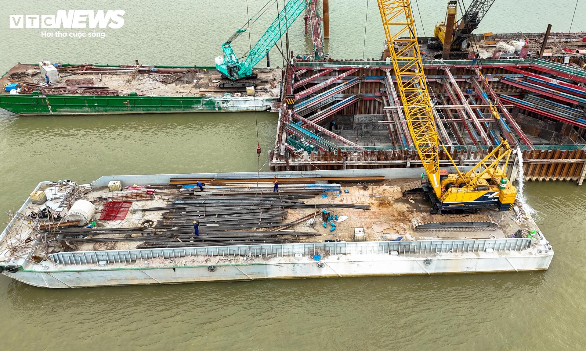 Ba trụ tháp chính của cầu dây văng hơn 7.300 tỷ dần lộ diện trên sông Hồng - 5