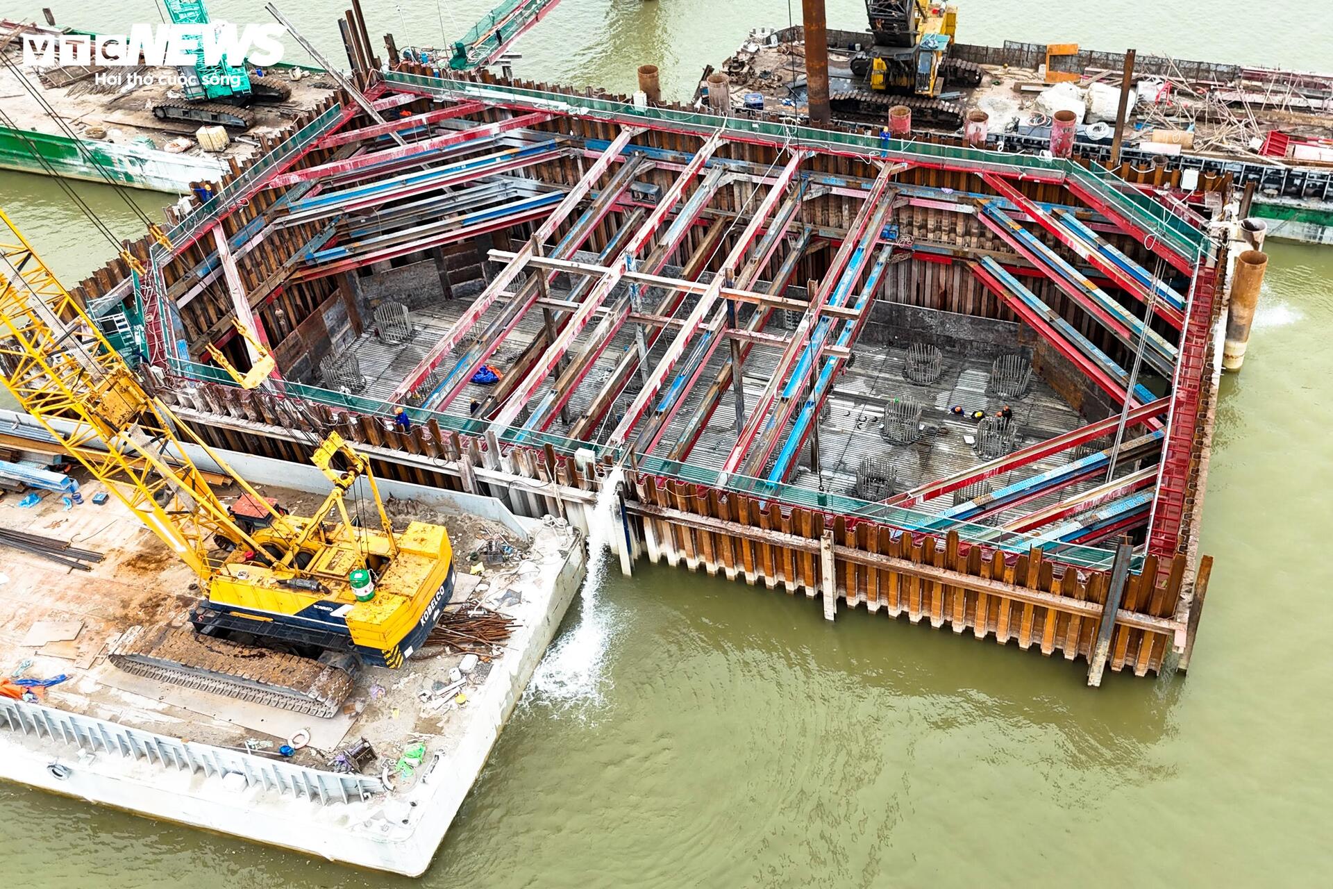 Ba trụ tháp chính của cầu dây văng hơn 7.300 tỷ dần lộ diện trên sông Hồng - 6