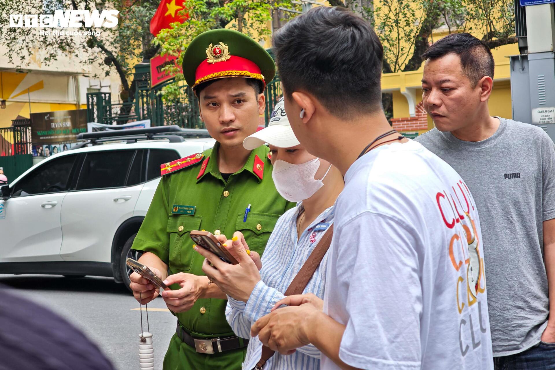 Công an Hà Nội bảo đảm giao thông, tiếp sức sĩ tử ngày đầu thi tốt nghiệp THPT - 13