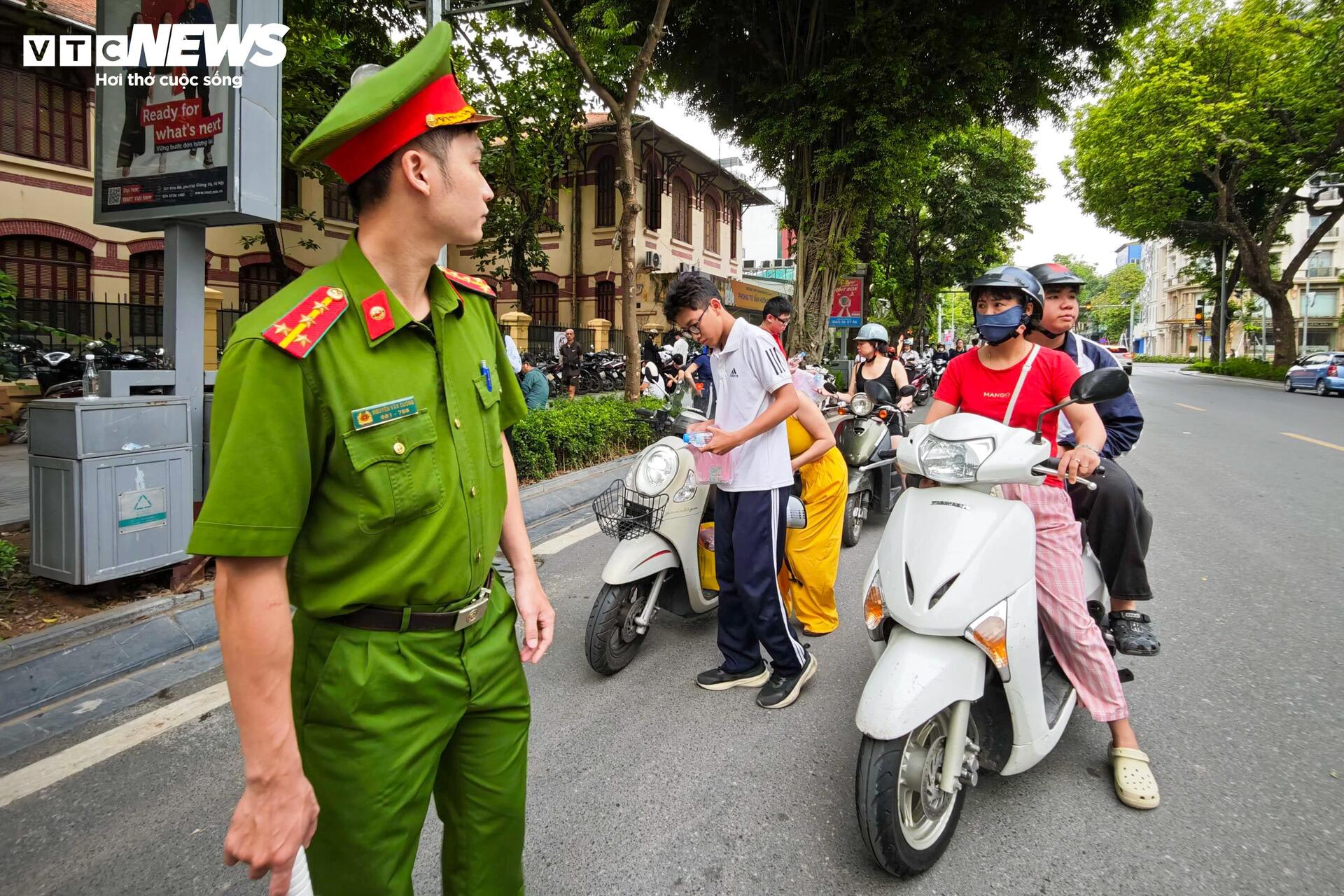 Công an Hà Nội bảo đảm giao thông, tiếp sức sĩ tử ngày đầu thi tốt nghiệp THPT - 12