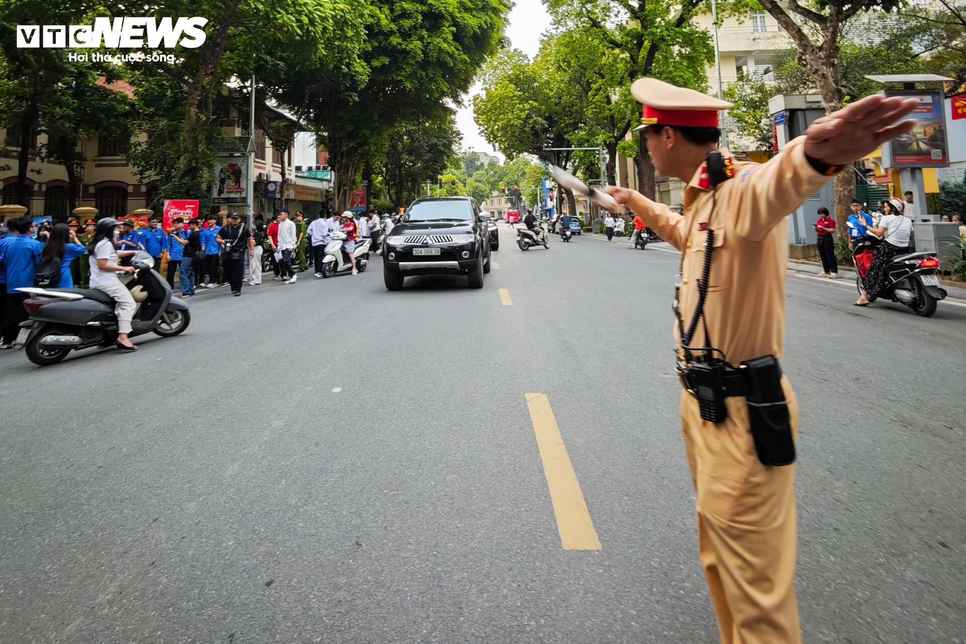 Công an Hà Nội bảo đảm giao thông, tiếp sức sĩ tử ngày đầu thi tốt nghiệp THPT - 3