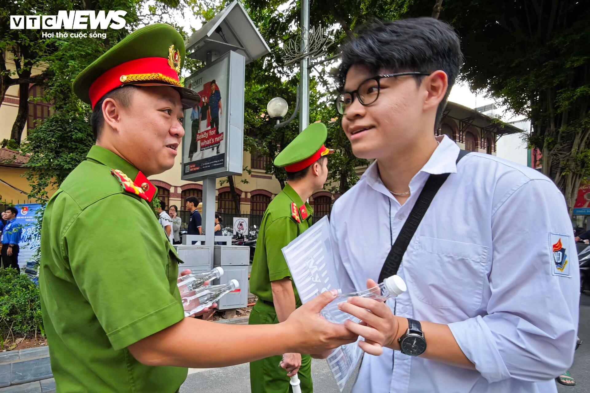 Công an Hà Nội bảo đảm giao thông, tiếp sức sĩ tử ngày đầu thi tốt nghiệp THPT - 7