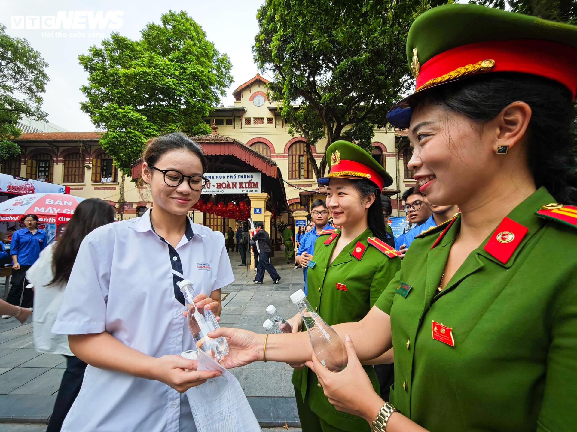 Công an Hà Nội bảo đảm giao thông, tiếp sức sĩ tử ngày đầu thi tốt nghiệp THPT - 9
