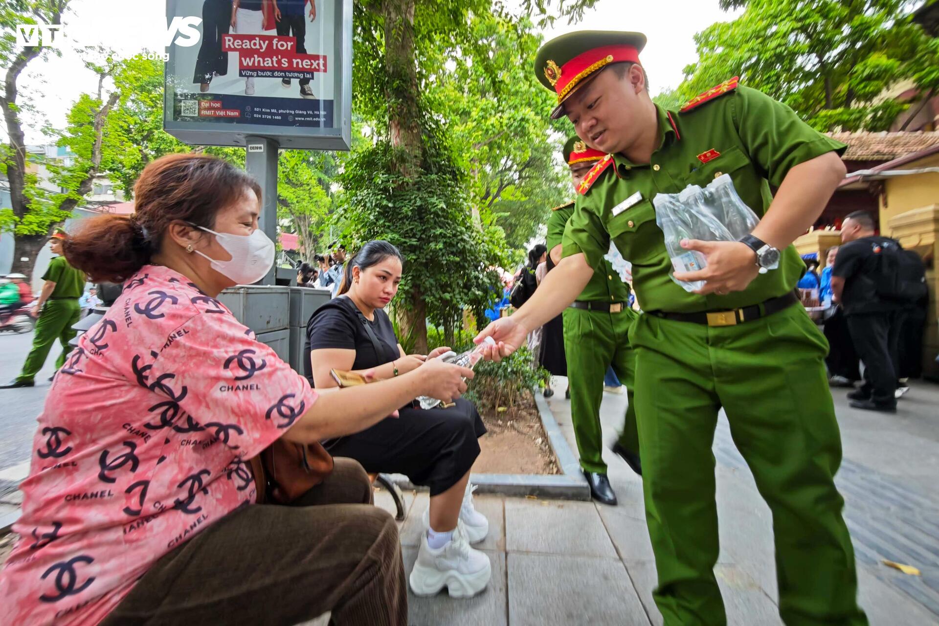 Công an Hà Nội bảo đảm giao thông, tiếp sức sĩ tử ngày đầu thi tốt nghiệp THPT - 8