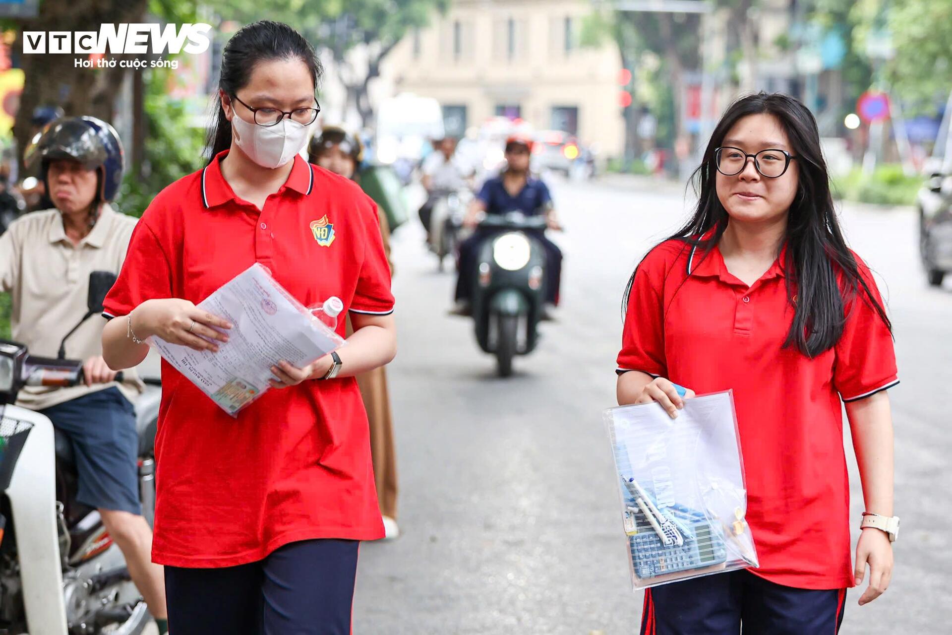 Công an Hà Nội bảo đảm giao thông, tiếp sức sĩ tử ngày đầu thi tốt nghiệp THPT - 4