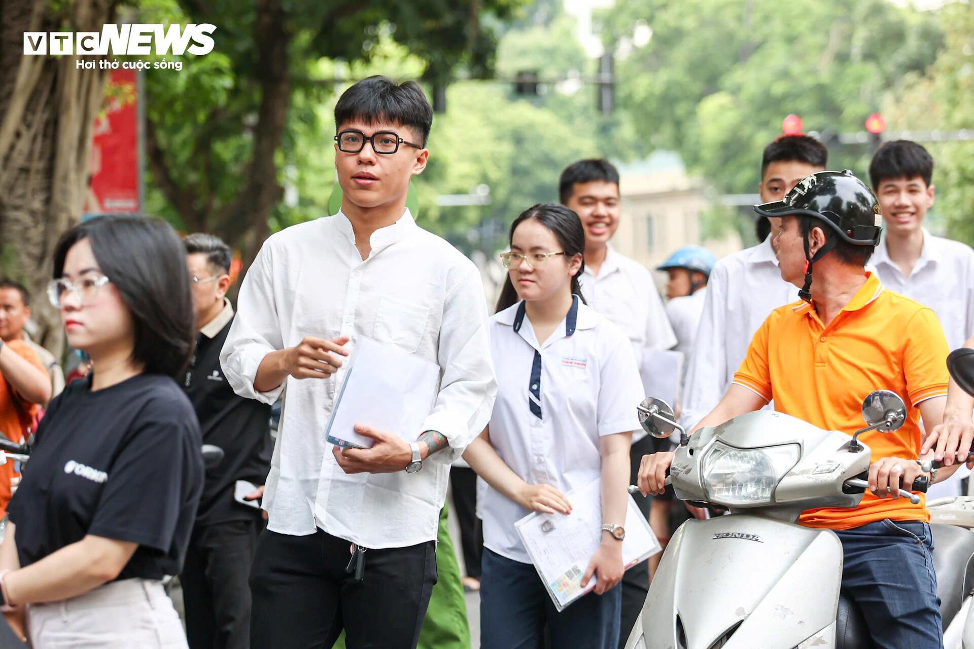 Công an Hà Nội bảo đảm giao thông, tiếp sức sĩ tử ngày đầu thi tốt nghiệp THPT - 15