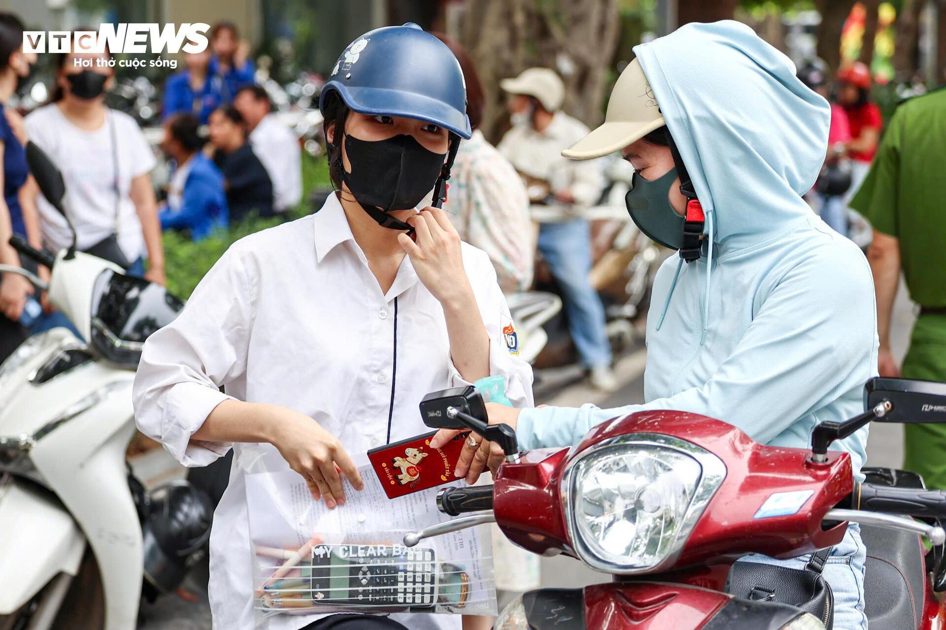 Công an Hà Nội bảo đảm giao thông, tiếp sức sĩ tử ngày đầu thi tốt nghiệp THPT - 1
