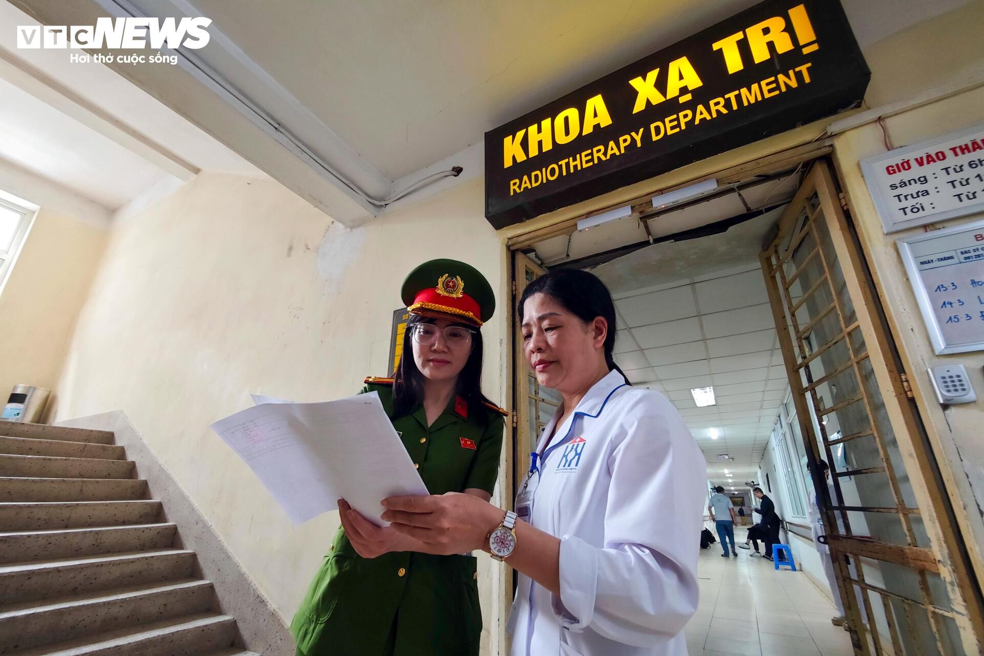 Những cử tri đặc biệt nhận thẻ bầu cử ngay trong phòng điều trị - 3