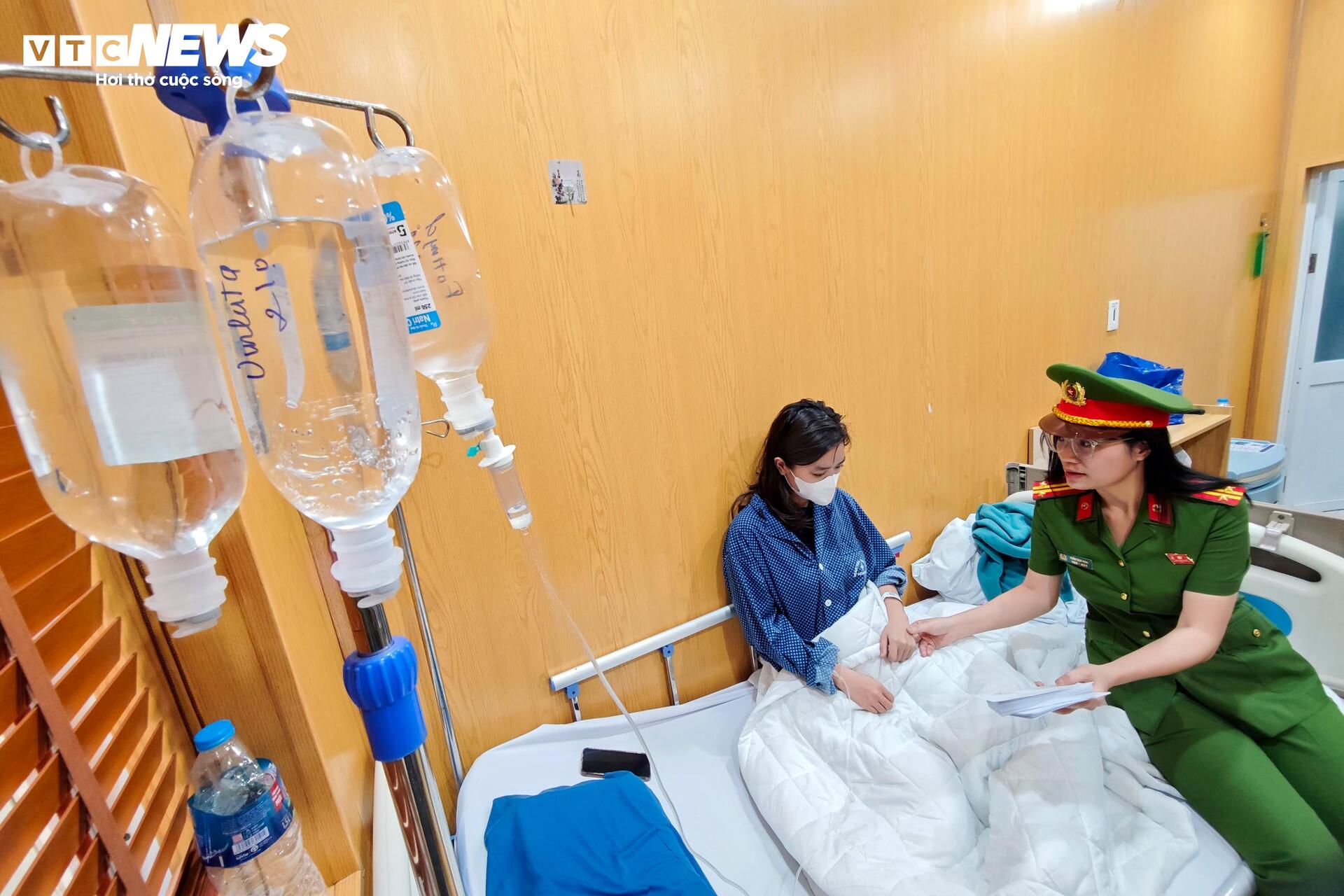 Những cử tri đặc biệt nhận thẻ bầu cử ngay trong phòng điều trị - 13