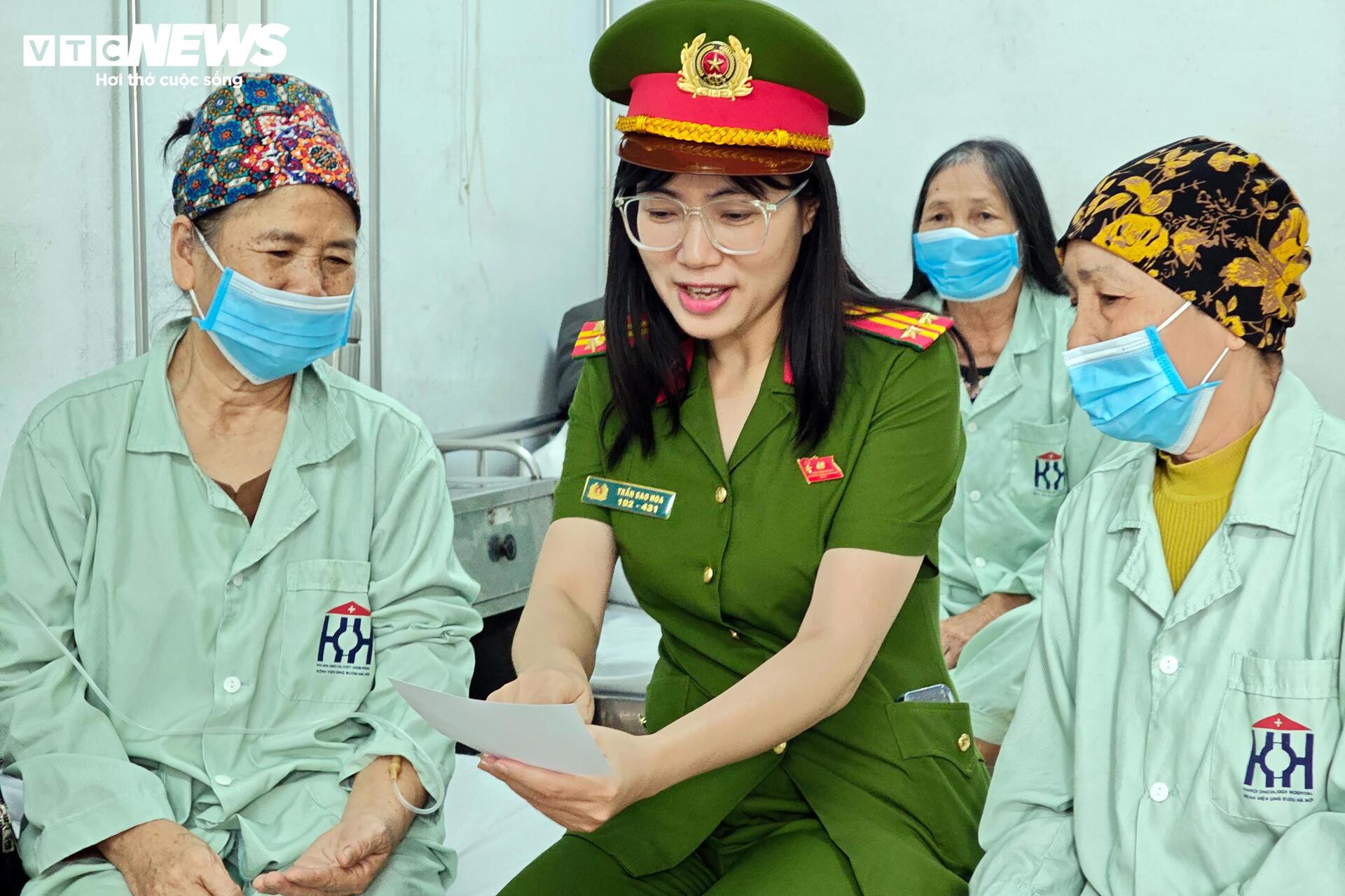 Những cử tri đặc biệt nhận thẻ bầu cử ngay trong phòng điều trị - 6