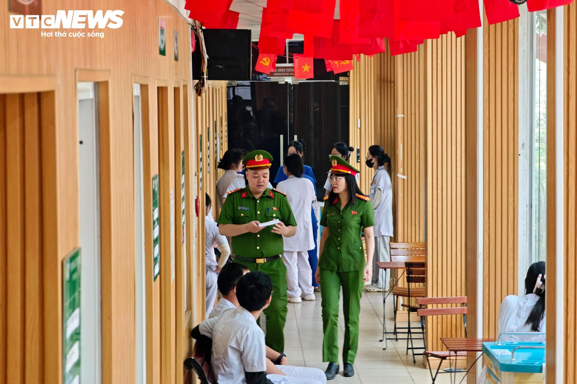 Những cử tri đặc biệt nhận thẻ bầu cử ngay trong phòng điều trị - 11