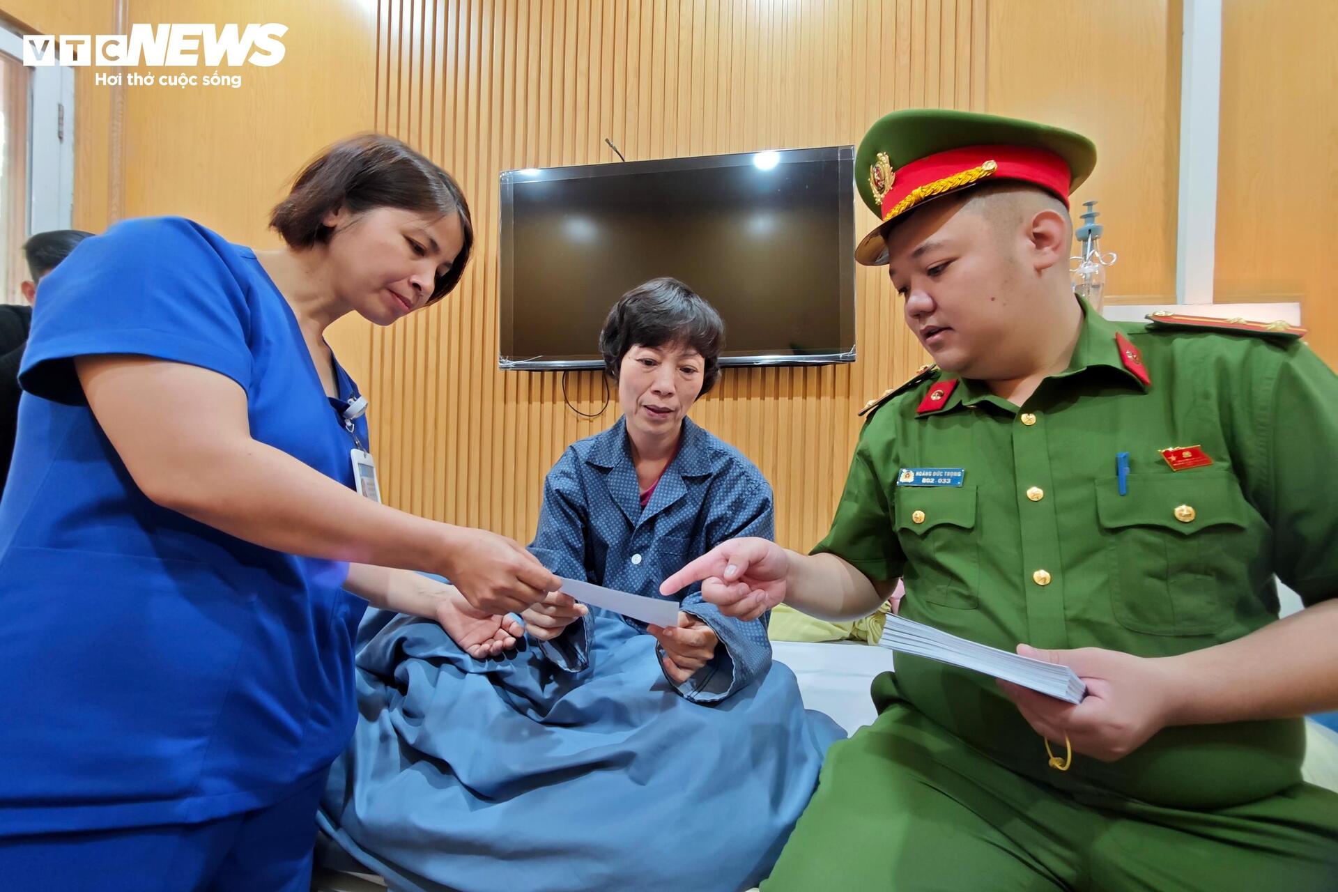 Những cử tri đặc biệt nhận thẻ bầu cử ngay trong phòng điều trị - 12