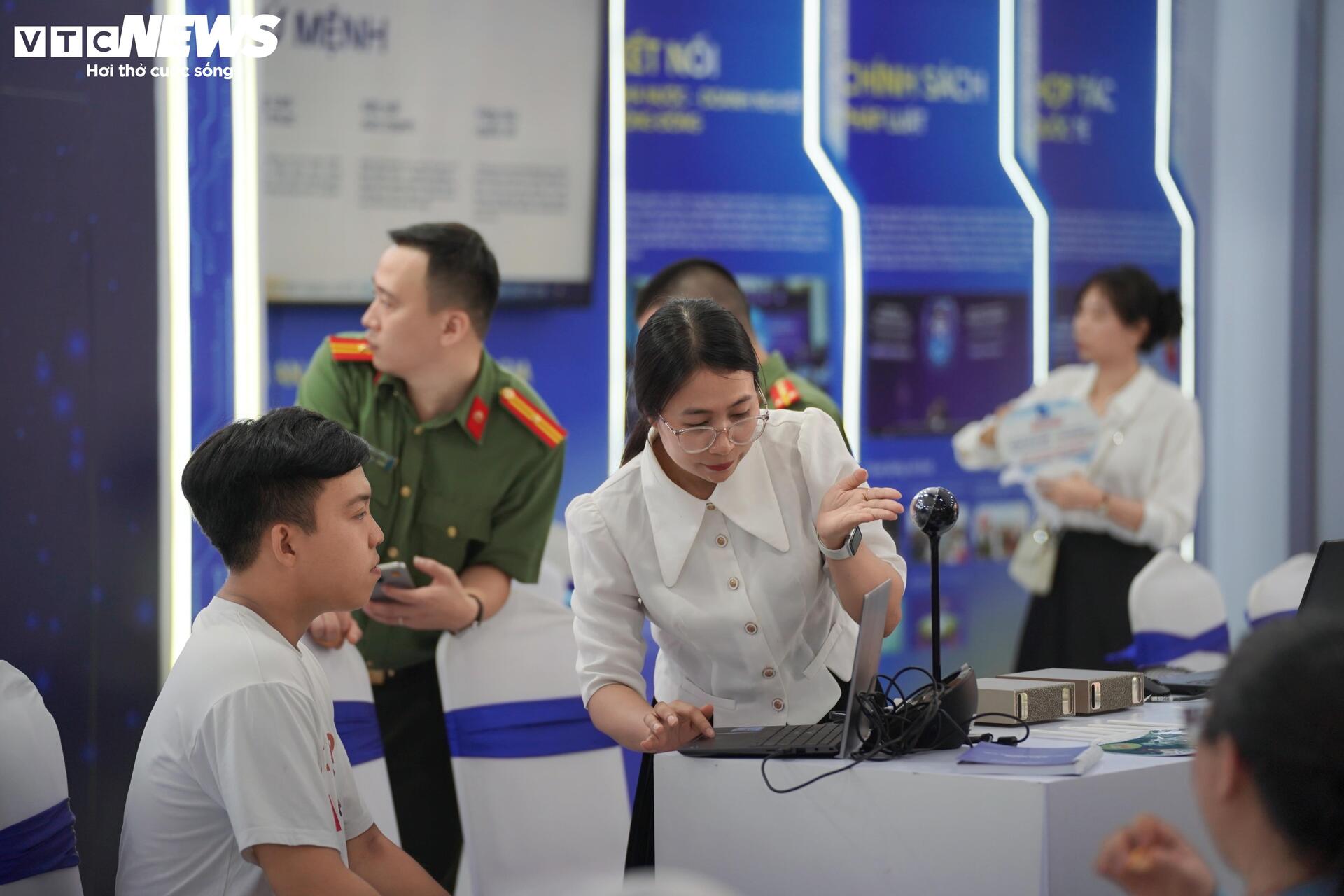 Người dân TP.HCM trải nghiệm nhận diện thủ đoạn lừa đảo công nghệ cao - 5