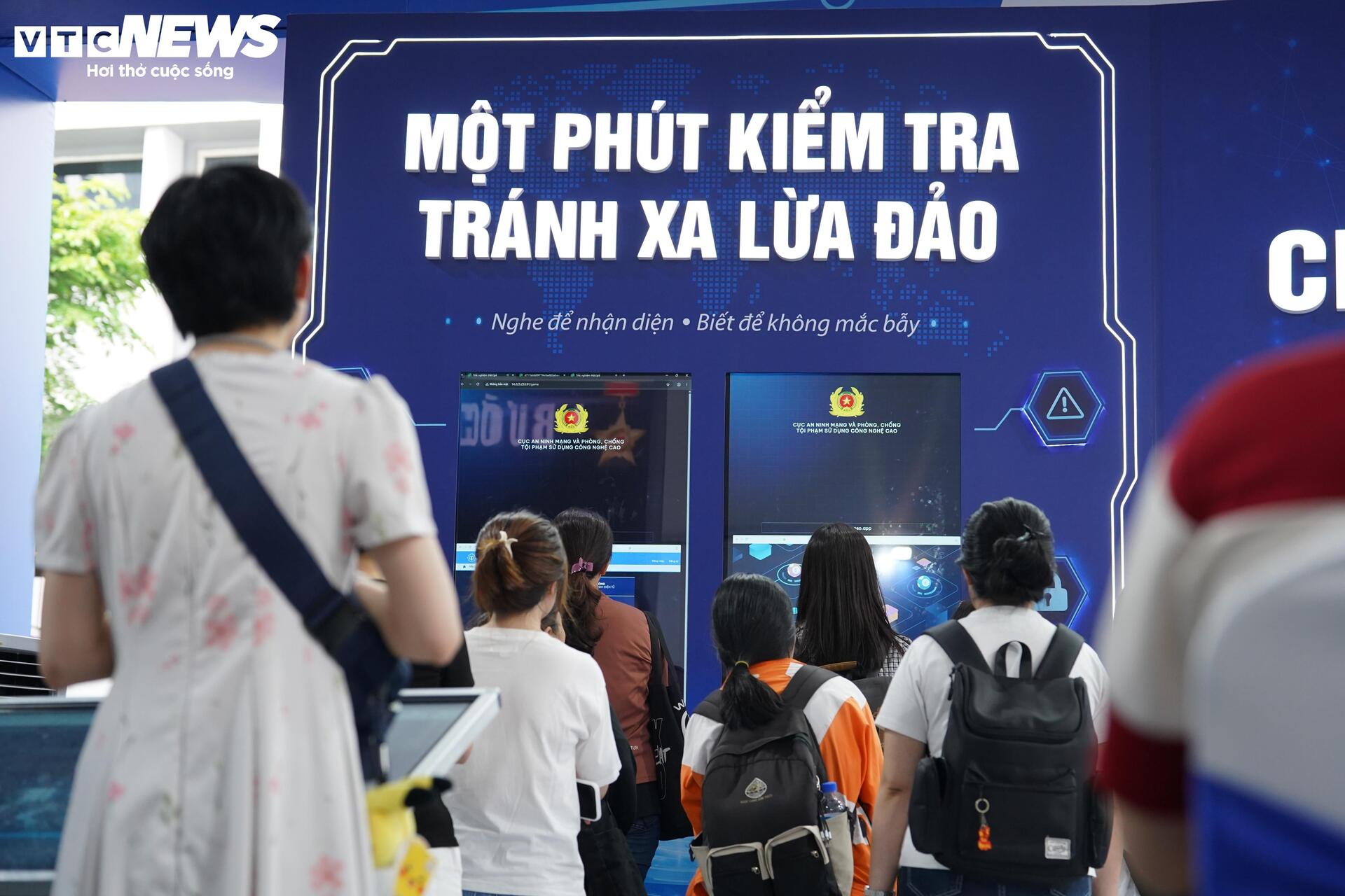 Người dân TP.HCM trải nghiệm nhận diện thủ đoạn lừa đảo công nghệ cao - 6