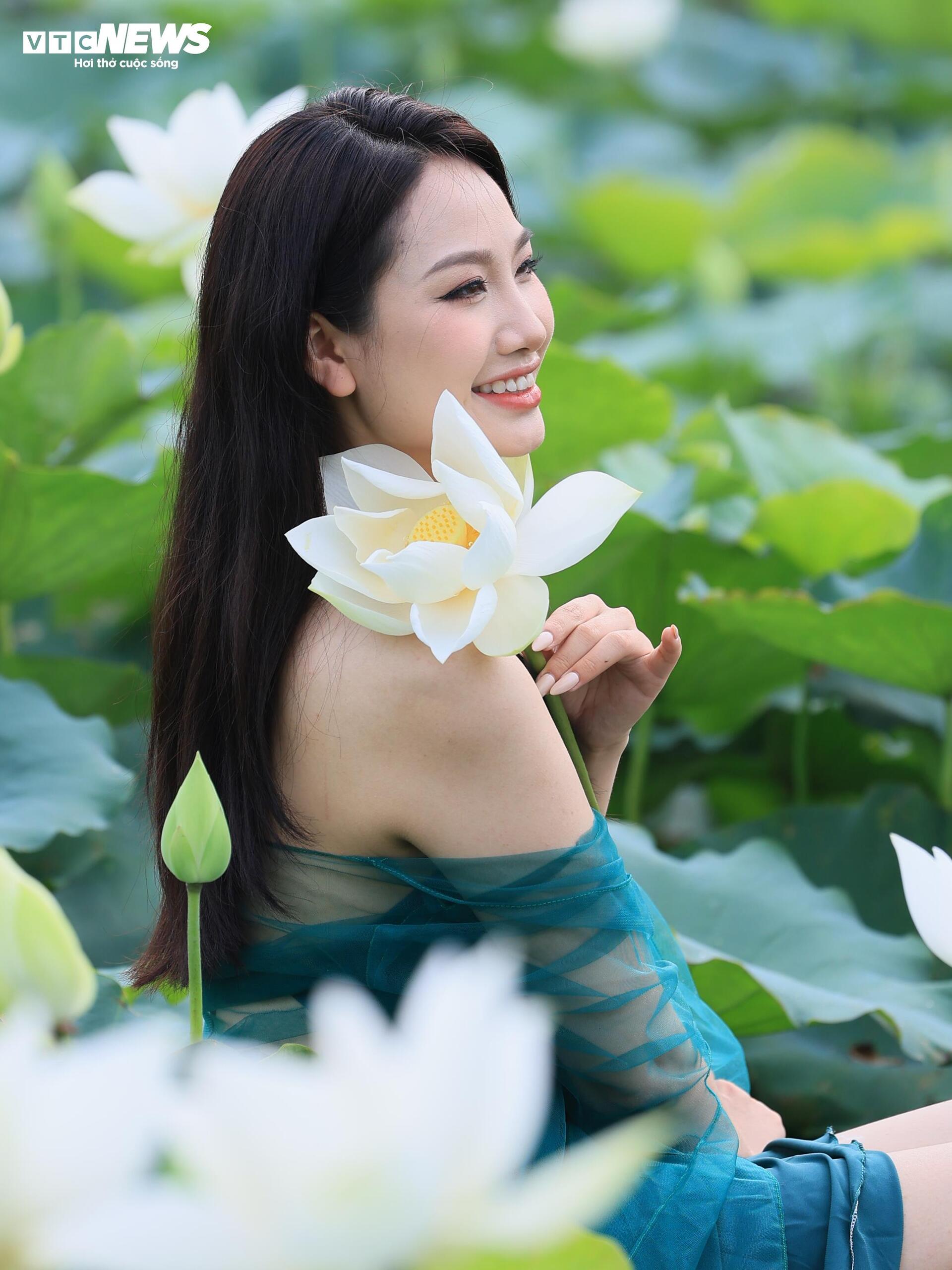 Đầm Bạch Liên hiếm gặp cách trung tâm Hà Nội 20km vào mùa đẹp nhất năm - 9