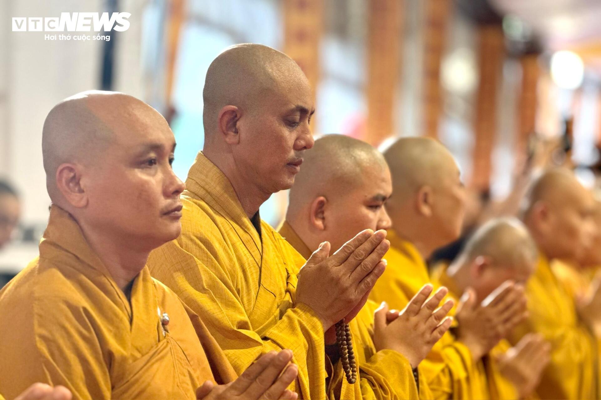 Xúc động lễ cầu siêu tưởng niệm các anh hùng liệt sĩ tại Công viên Lê Thị Riêng - 6
