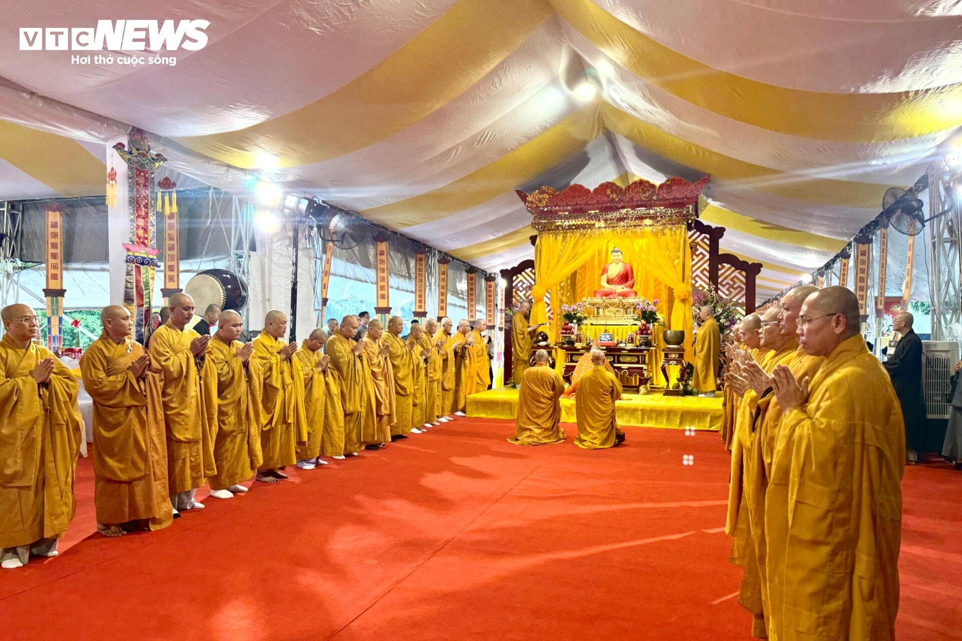 Xúc động lễ cầu siêu tưởng niệm các anh hùng liệt sĩ tại Công viên Lê Thị Riêng - 13