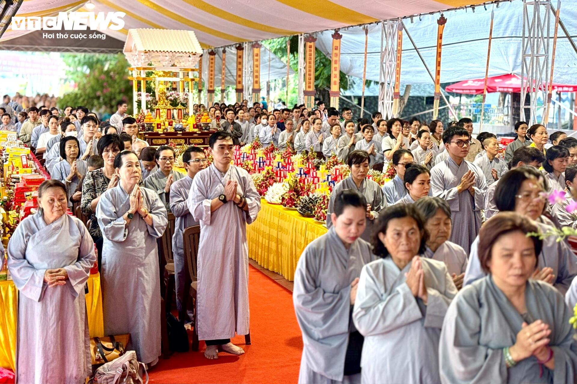 Xúc động lễ cầu siêu tưởng niệm các anh hùng liệt sĩ tại Công viên Lê Thị Riêng - 8
