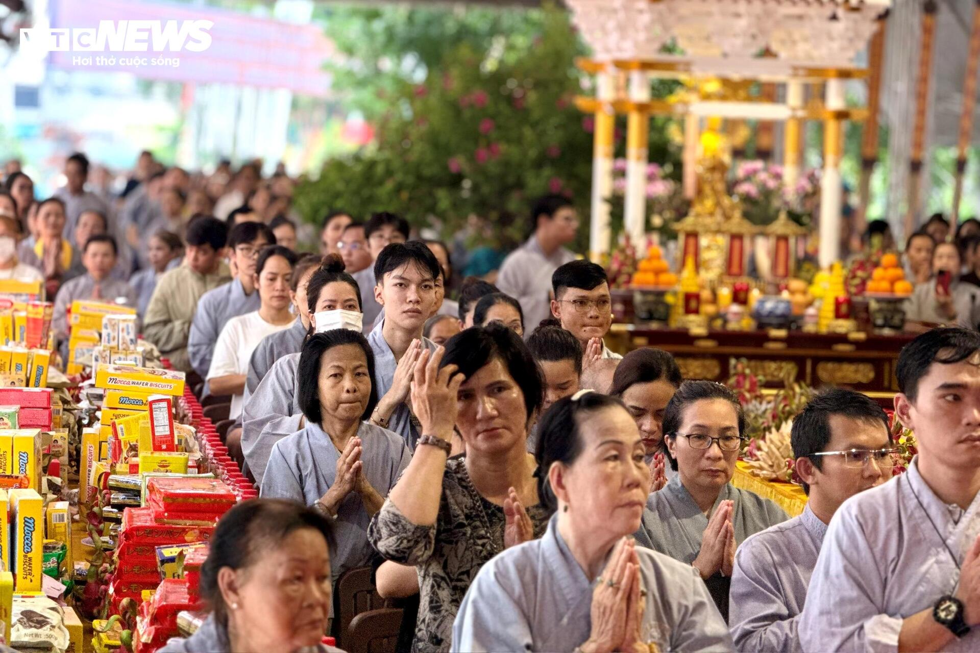 Xúc động lễ cầu siêu tưởng niệm các anh hùng liệt sĩ tại Công viên Lê Thị Riêng - 10