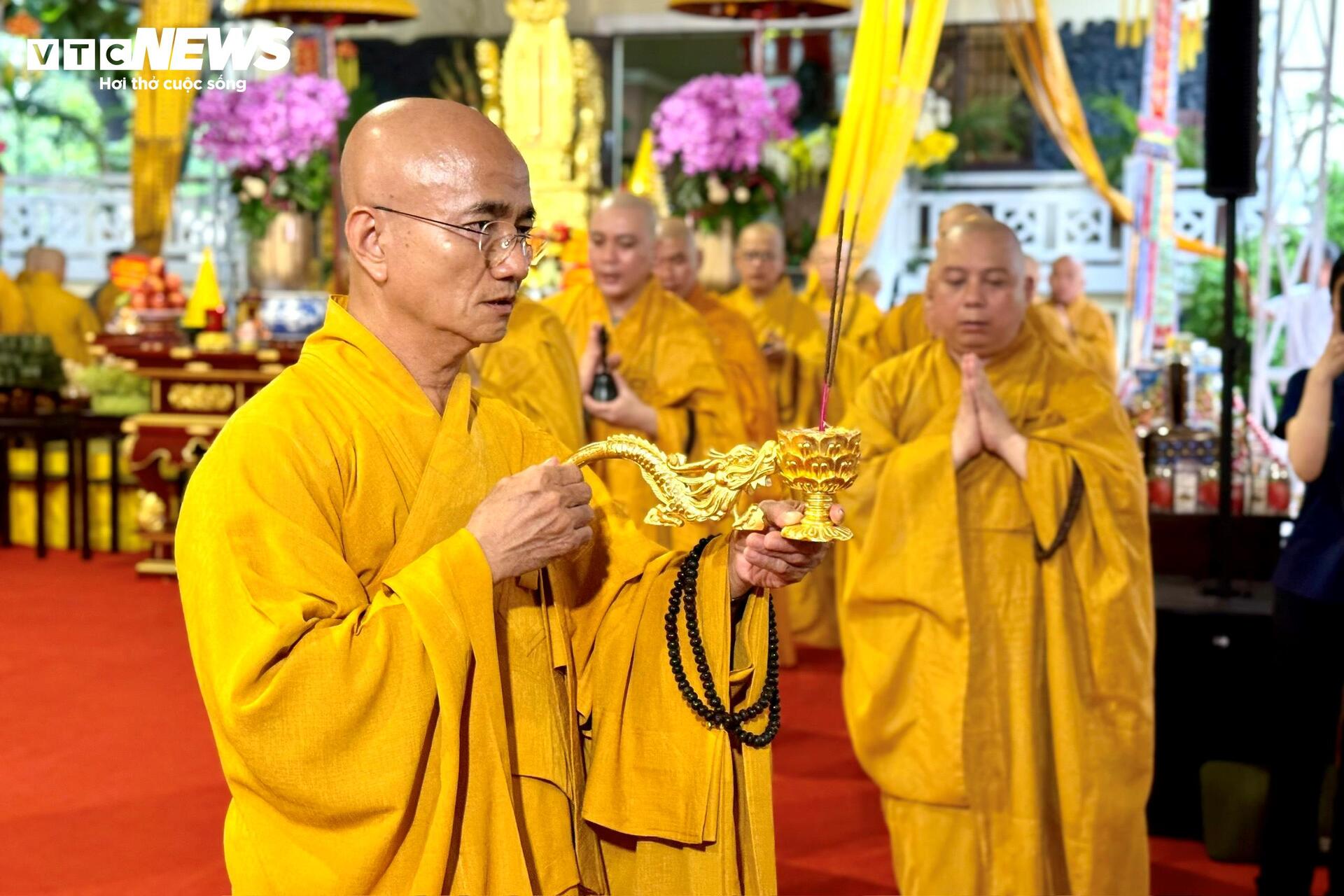 Xúc động lễ cầu siêu tưởng niệm các anh hùng liệt sĩ tại Công viên Lê Thị Riêng - 7