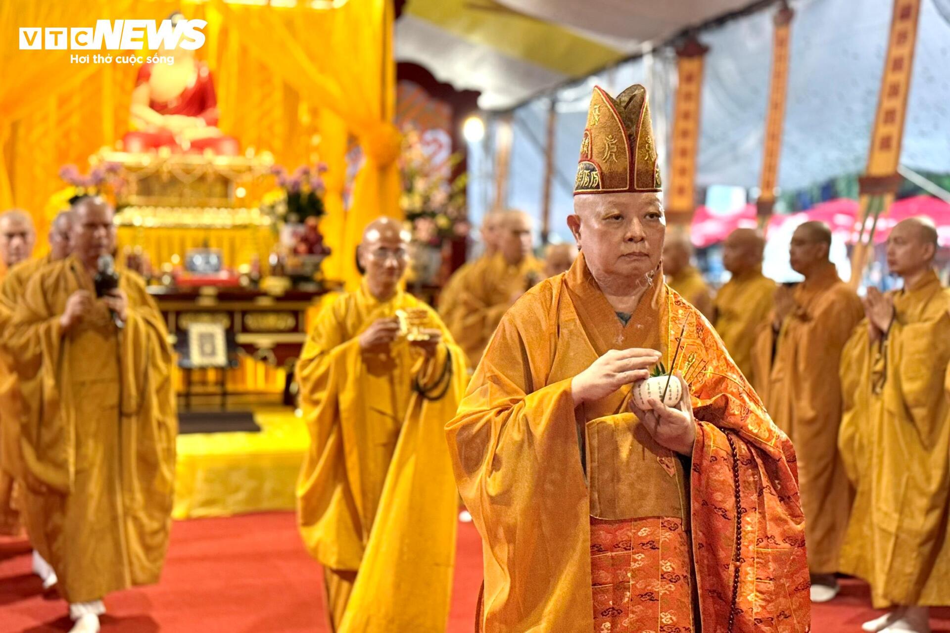Xúc động lễ cầu siêu tưởng niệm các anh hùng liệt sĩ tại Công viên Lê Thị Riêng - 3