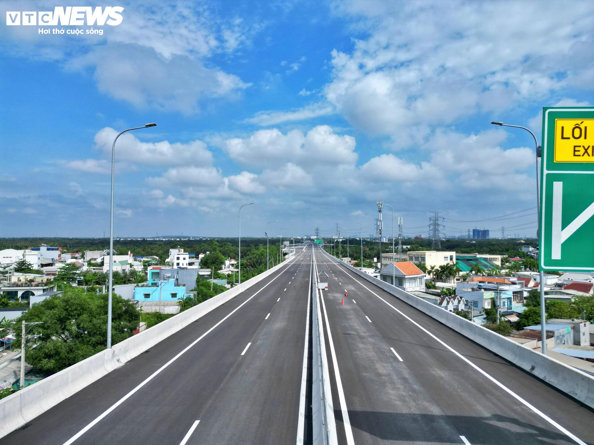 Cầu dây văng có tĩnh không cao nhất Việt Nam 'nằm chờ' cao tốc thông tuyến - 8