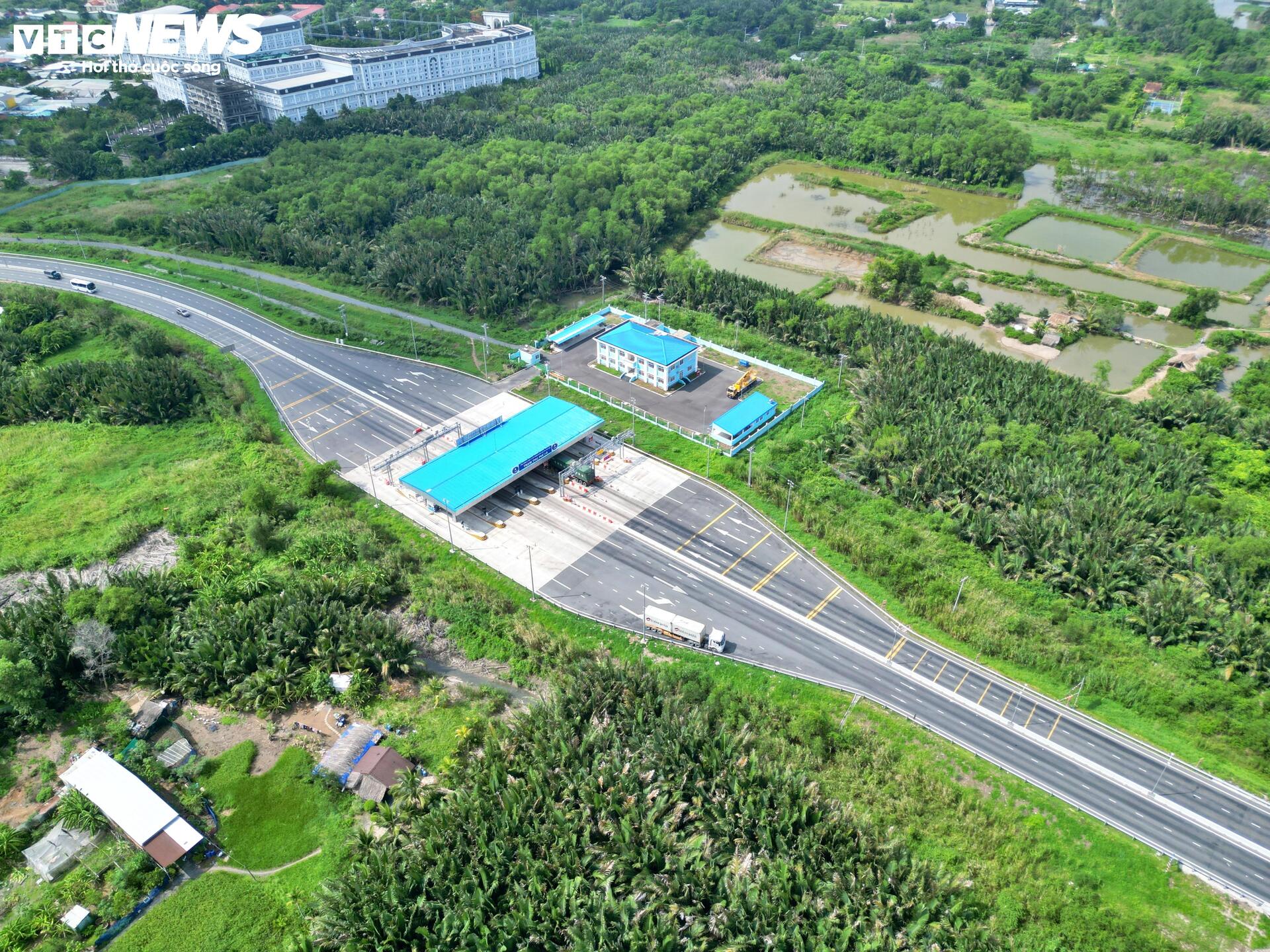 Cầu dây văng có tĩnh không cao nhất Việt Nam 'nằm chờ' cao tốc thông tuyến - 11