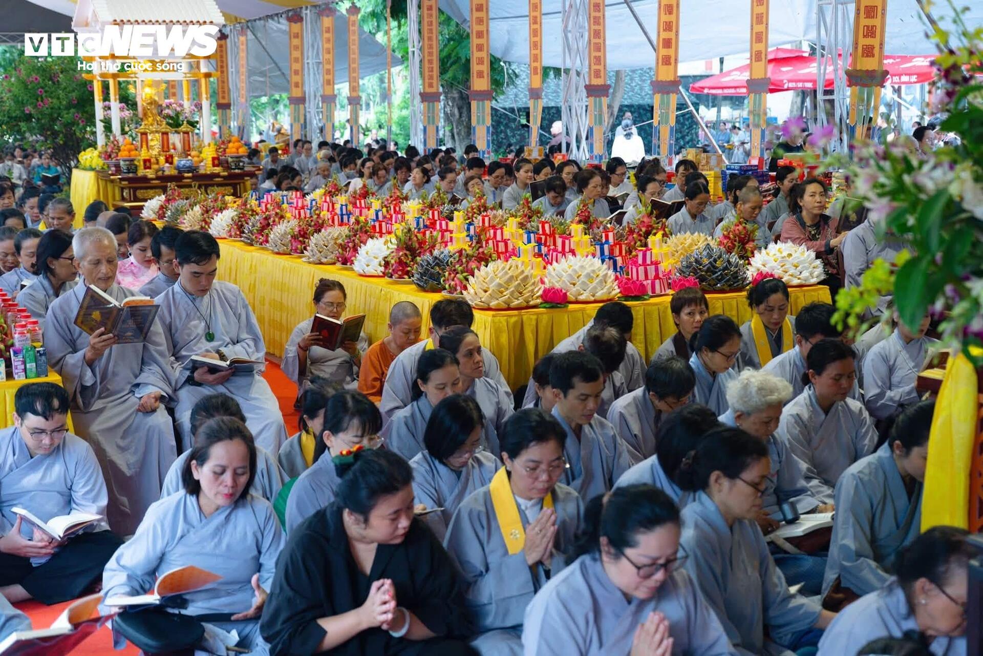 Lãnh đạo TP.HCM dự lễ cầu siêu, tưởng niệm liệt sĩ tại Công viên Lê Thị Riêng - 2