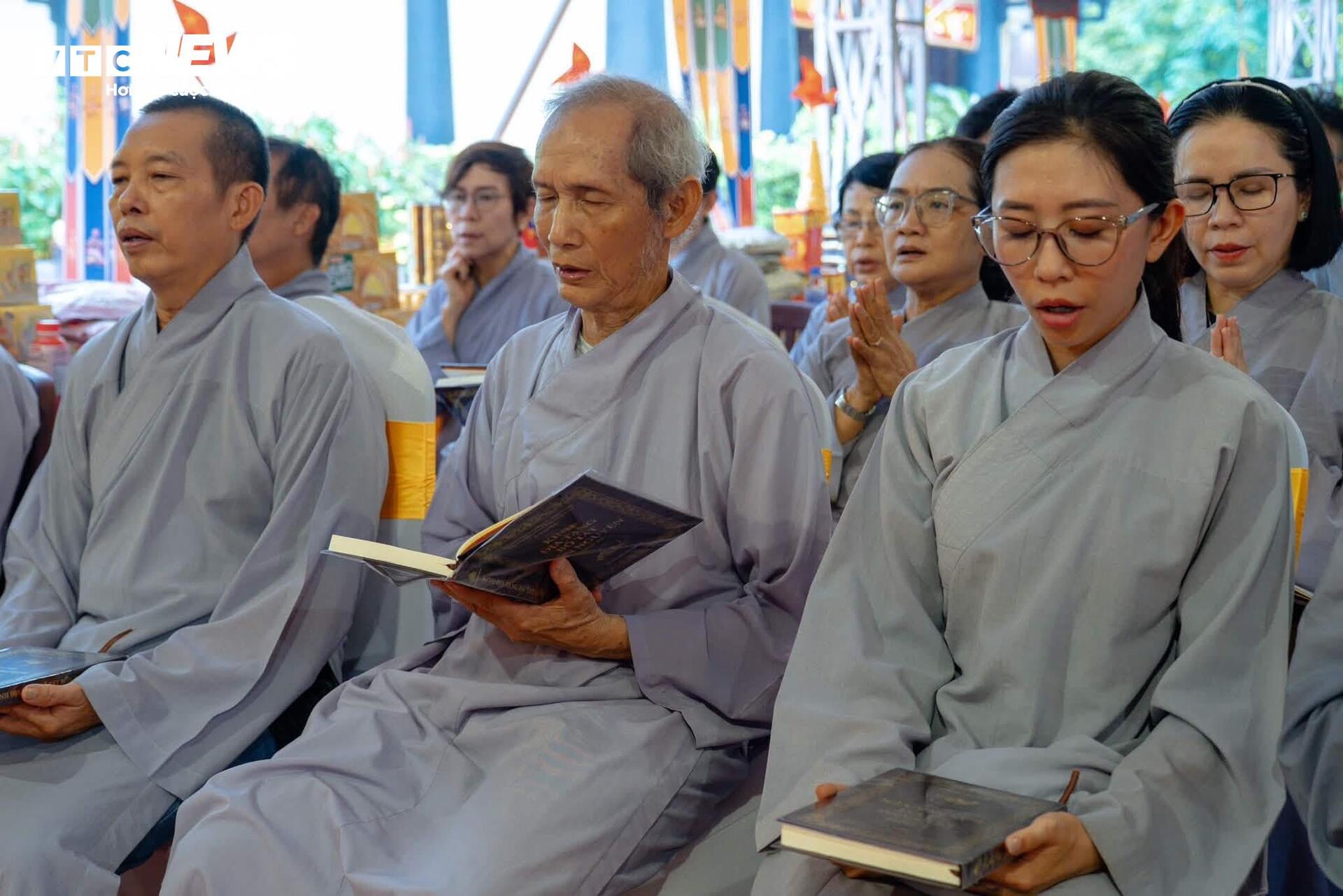 Lãnh đạo TP.HCM dự lễ cầu siêu, tưởng niệm liệt sĩ tại Công viên Lê Thị Riêng - 15