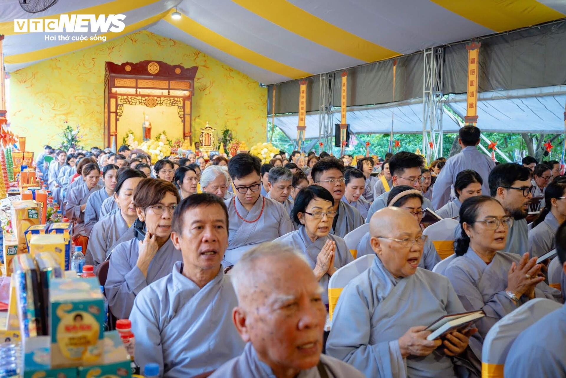 Lãnh đạo TP.HCM dự lễ cầu siêu, tưởng niệm liệt sĩ tại Công viên Lê Thị Riêng - 11