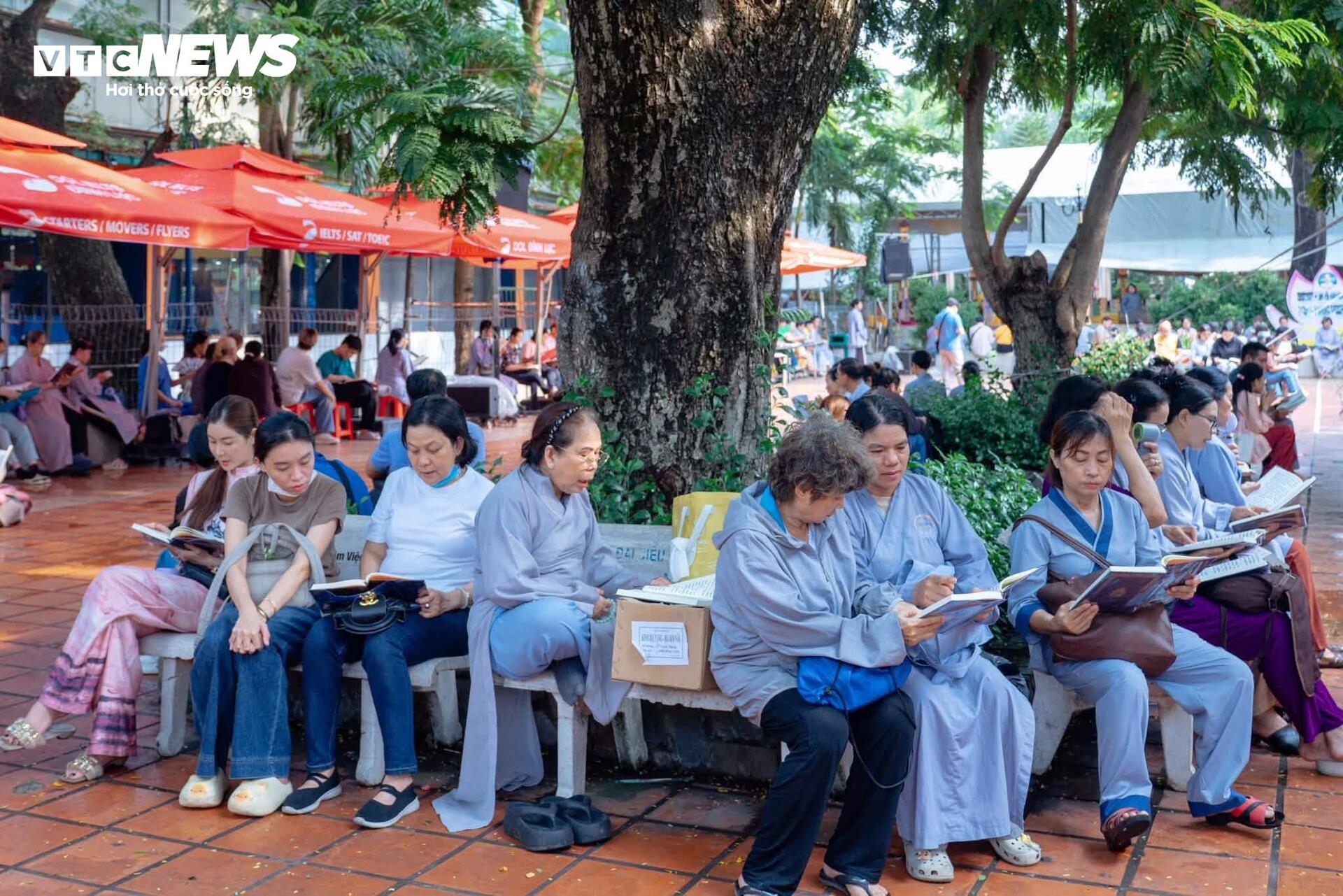 Lãnh đạo TP.HCM dự lễ cầu siêu, tưởng niệm liệt sĩ tại Công viên Lê Thị Riêng - 1