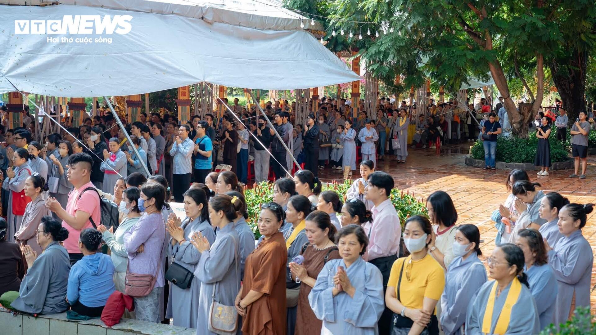 Lãnh đạo TP.HCM dự lễ cầu siêu, tưởng niệm liệt sĩ tại Công viên Lê Thị Riêng - 16